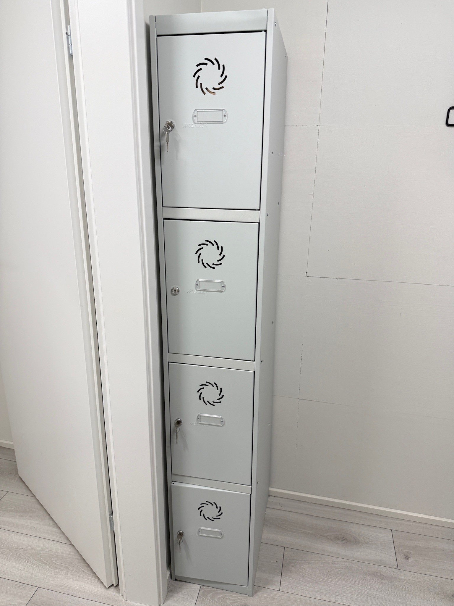 SELT / SOLD Megablok smáhólfaskápur frá BVT, H180xB30xD50sm. 2