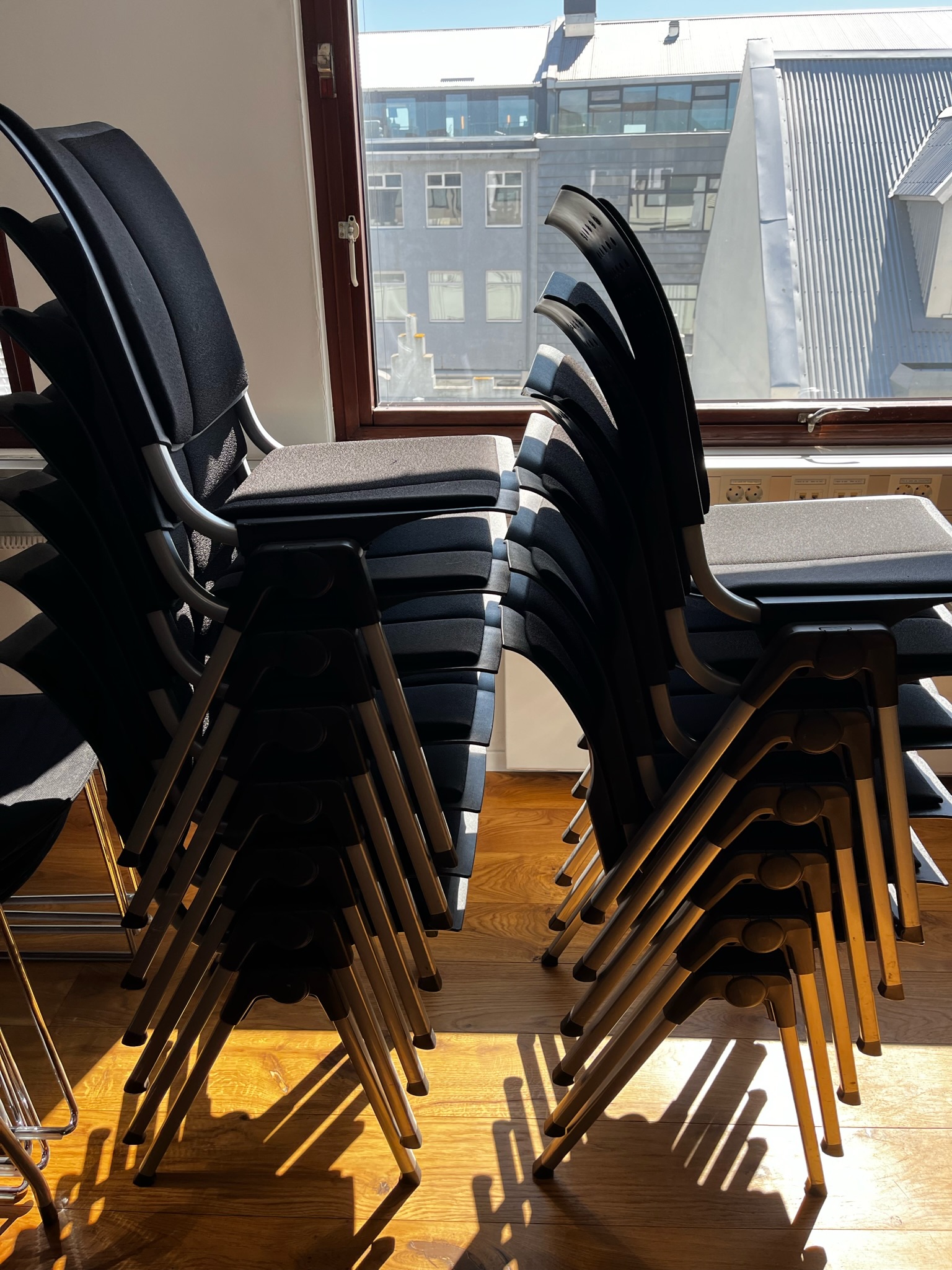 SELT / SOLD Håg fundarstólar svartir, staflanlegir 8