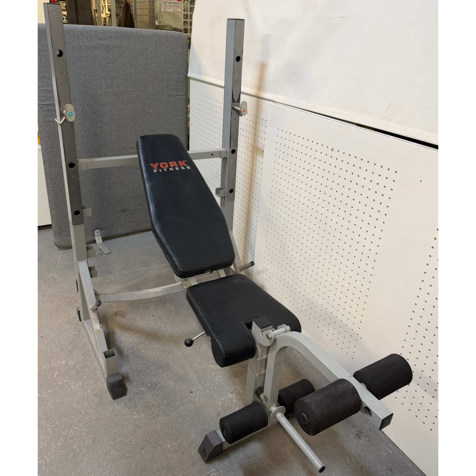 SELT / SOLD Stillanlegur York Fitness lyftingabekkur frá Hreysti 3