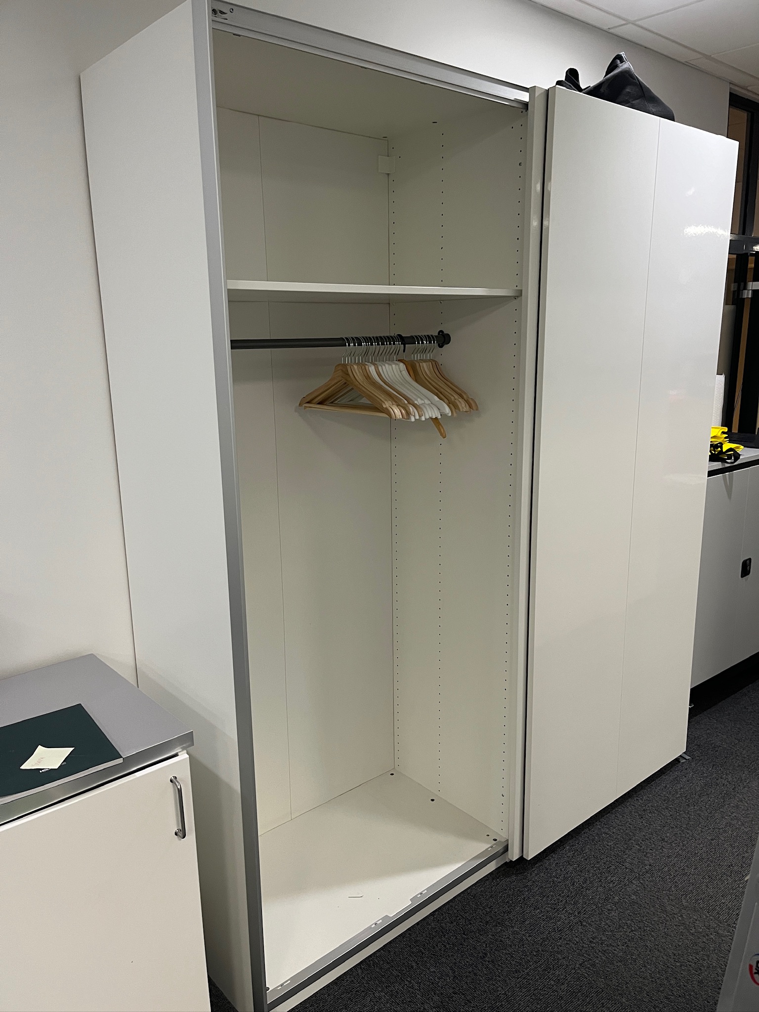 SELT / SOLD IKEA fataskápur með rennihurðum, H236 x B200 x D66 sm. 2
