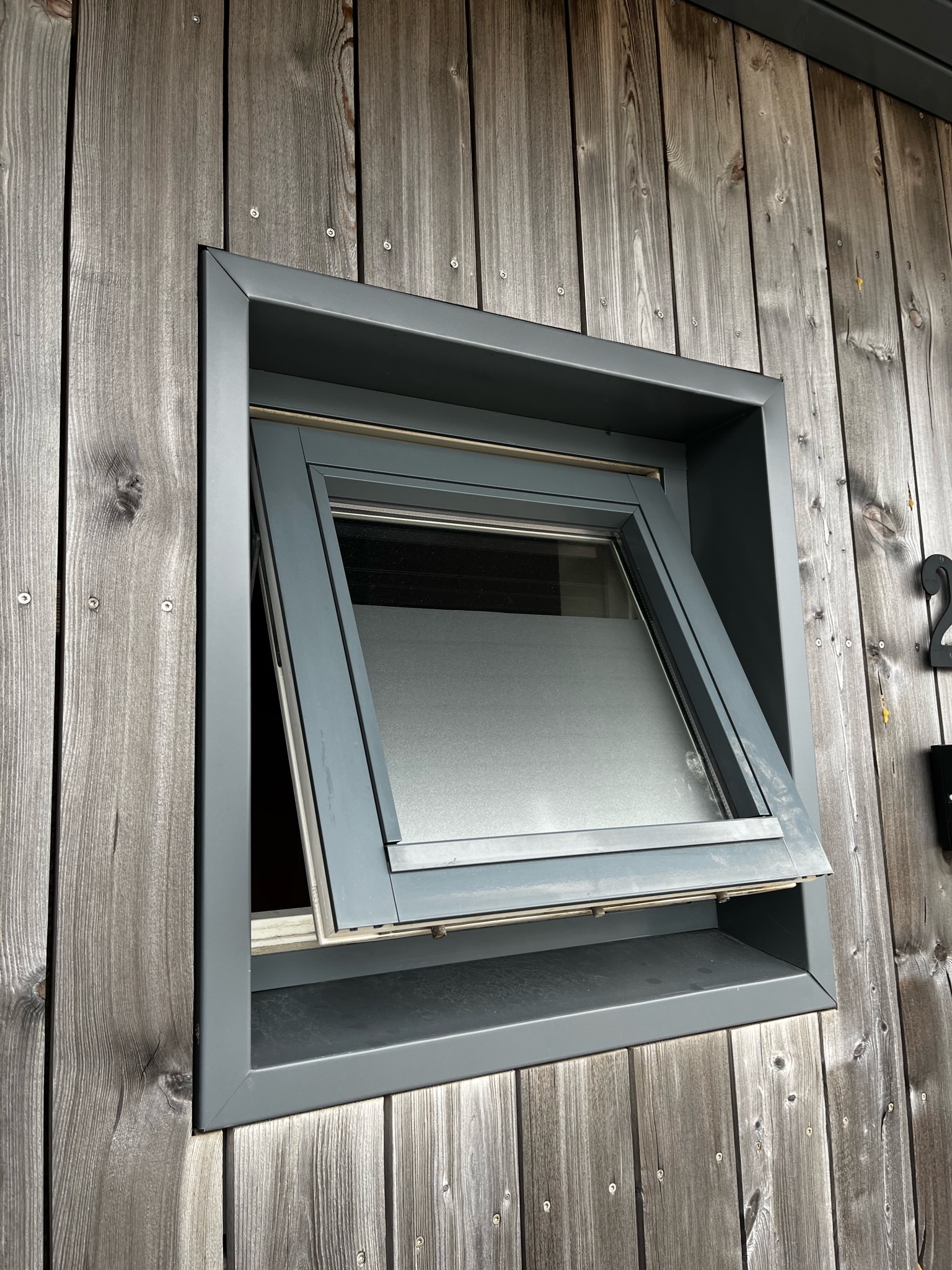 SELT / SOLD - Gluggi með opnanlegt fag - B62,3 x H65,5 sm.