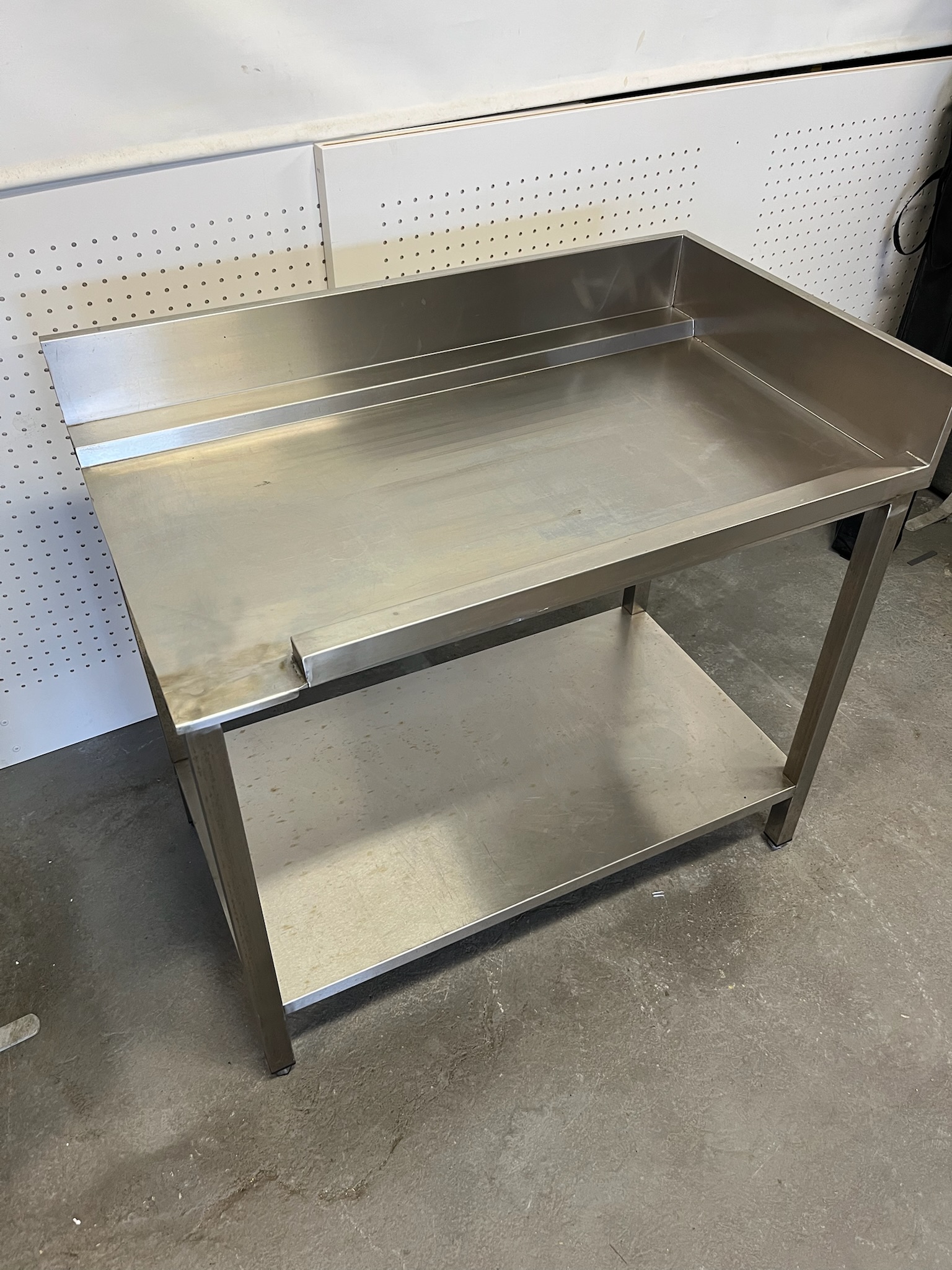 SELT / SOLD Stálborð með kanti, B110xD65xH85sm. 2