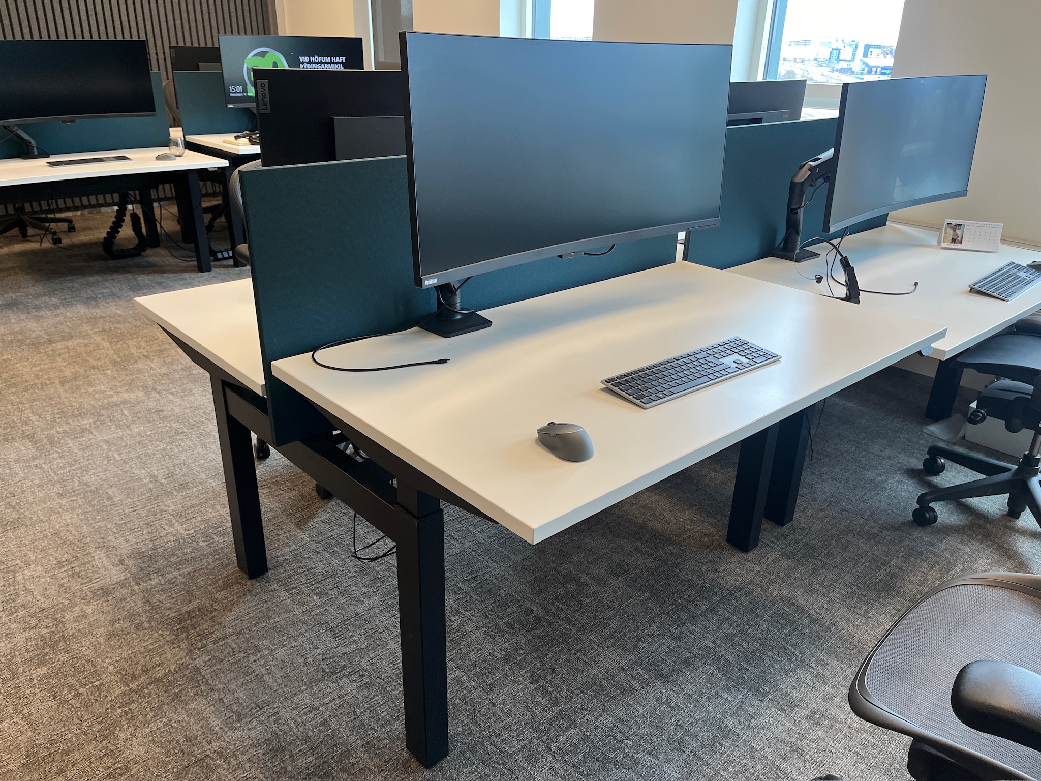 SELT / SOLD Knoll tvíbura rafmagnsborð/skilrúmi