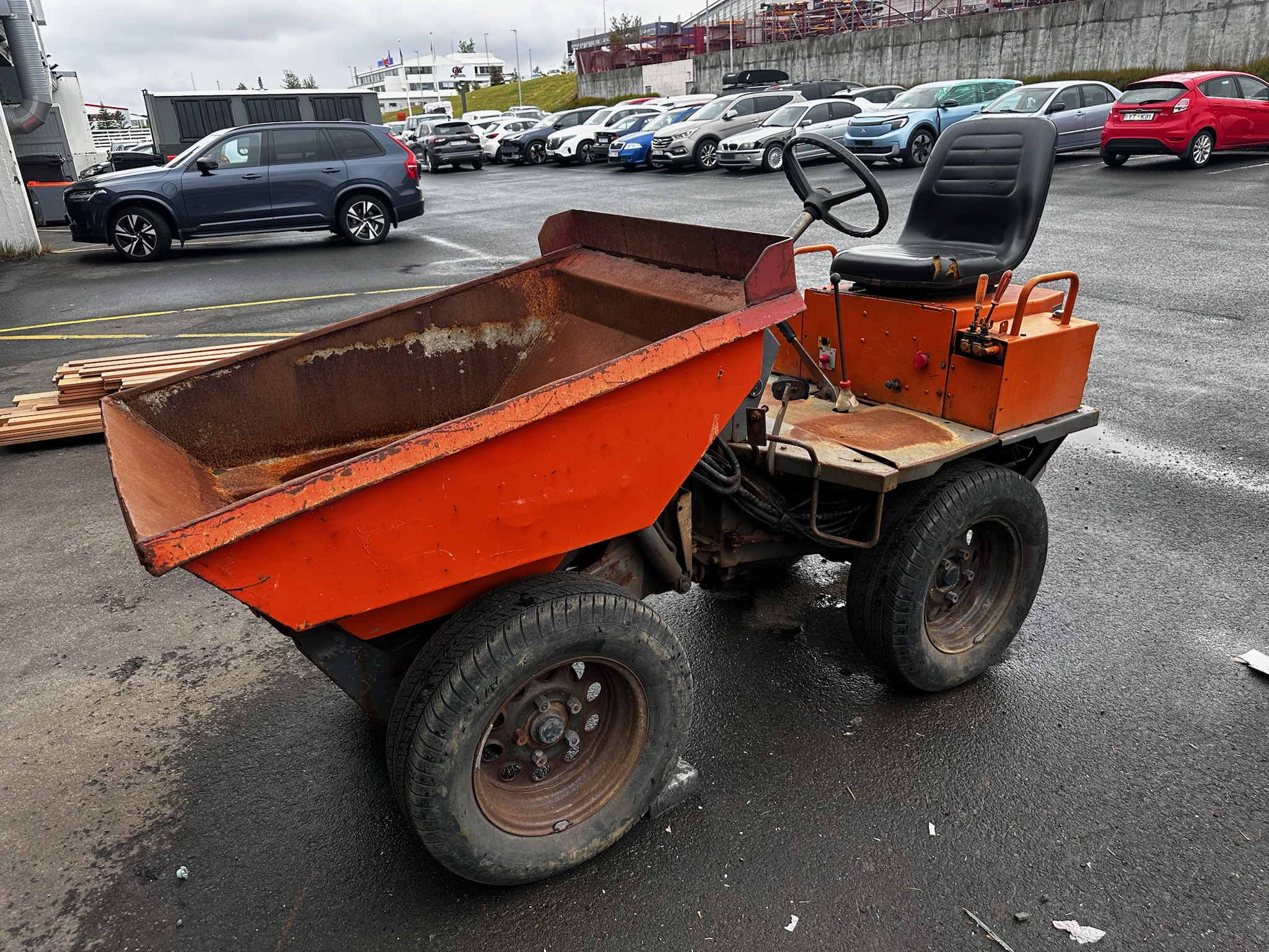 SELT / SOLD Volvo dumper 2001 - 750 kg.