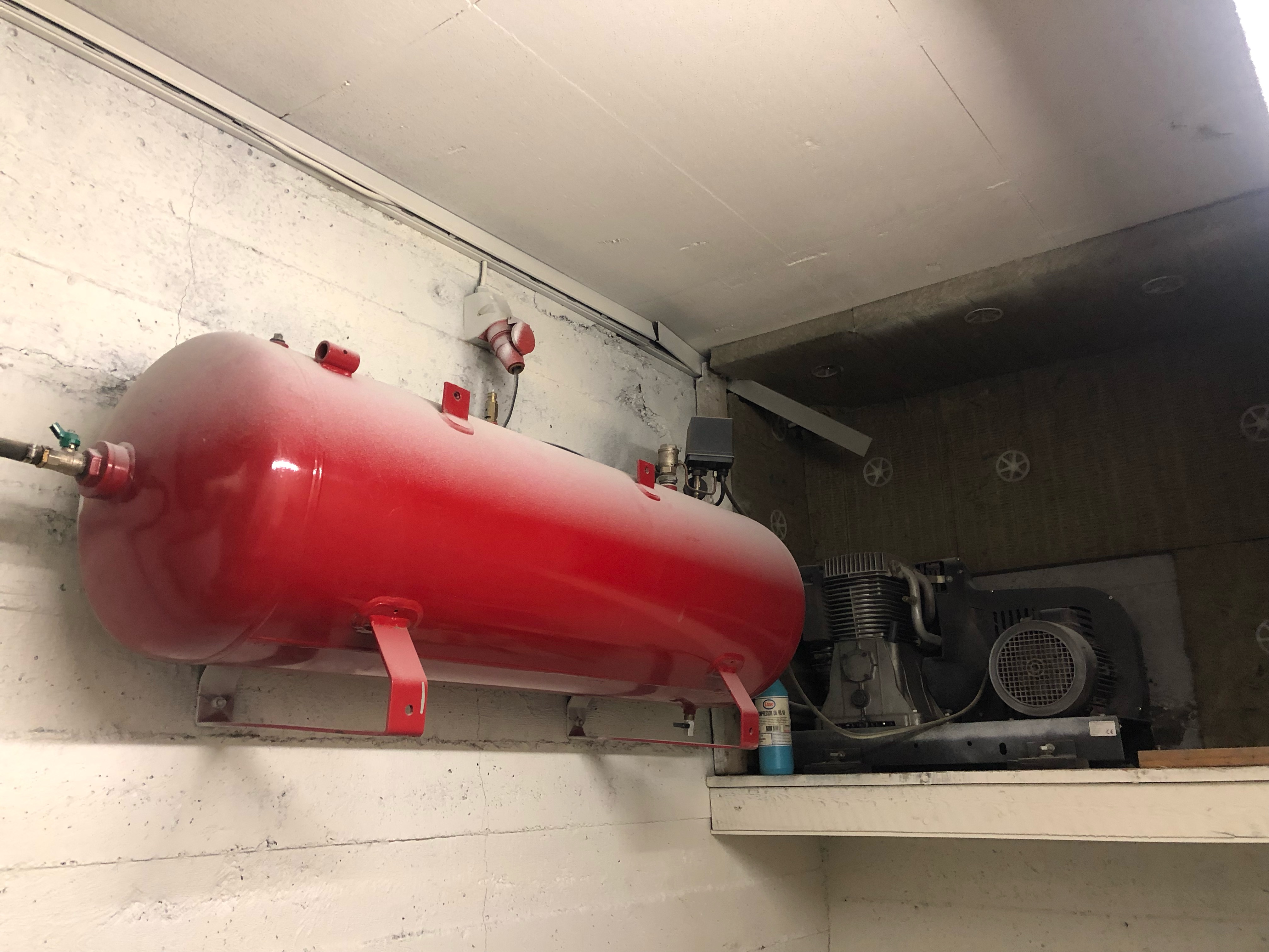 Selt - Loftpressa til sölu - notuð 200 ltr.