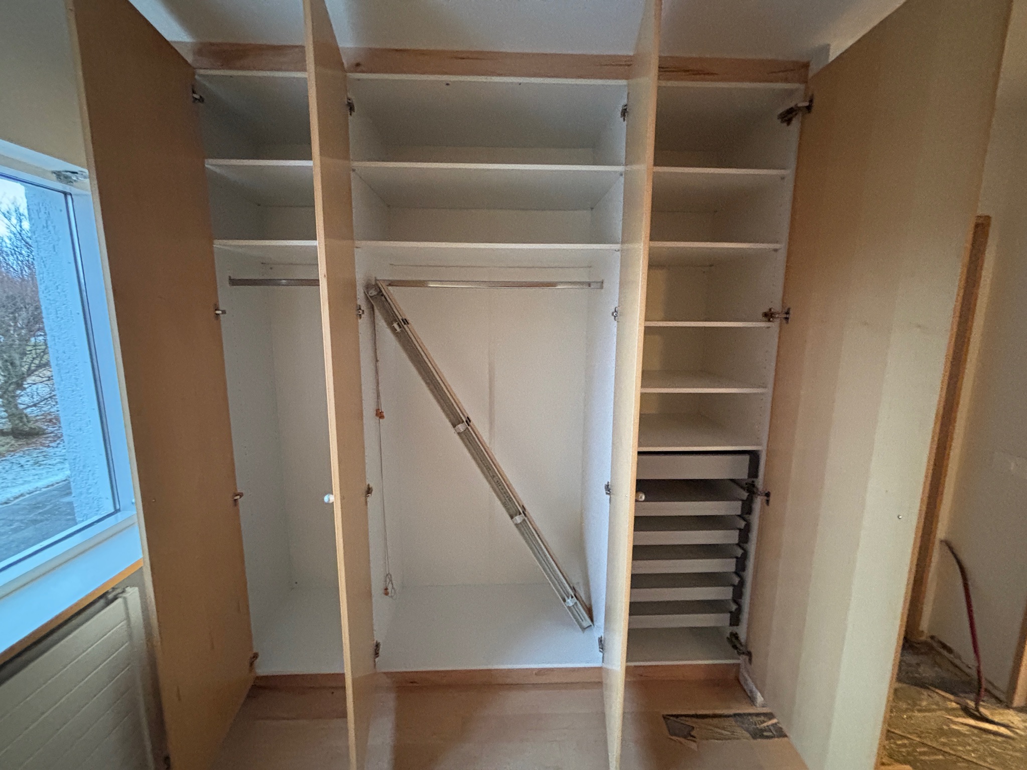 SELT / SOLD - Skápainnrétting frá Brúnás, H240 x B225 x D55 sm. 11