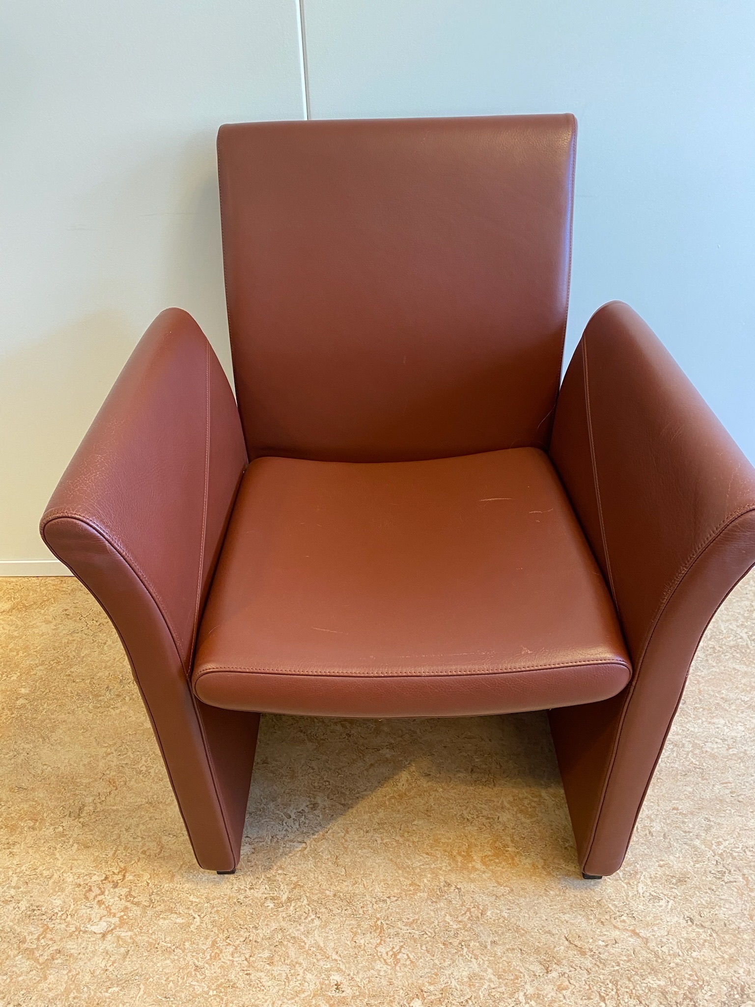 SELT / SOLD Fora form leður- Alþingi
