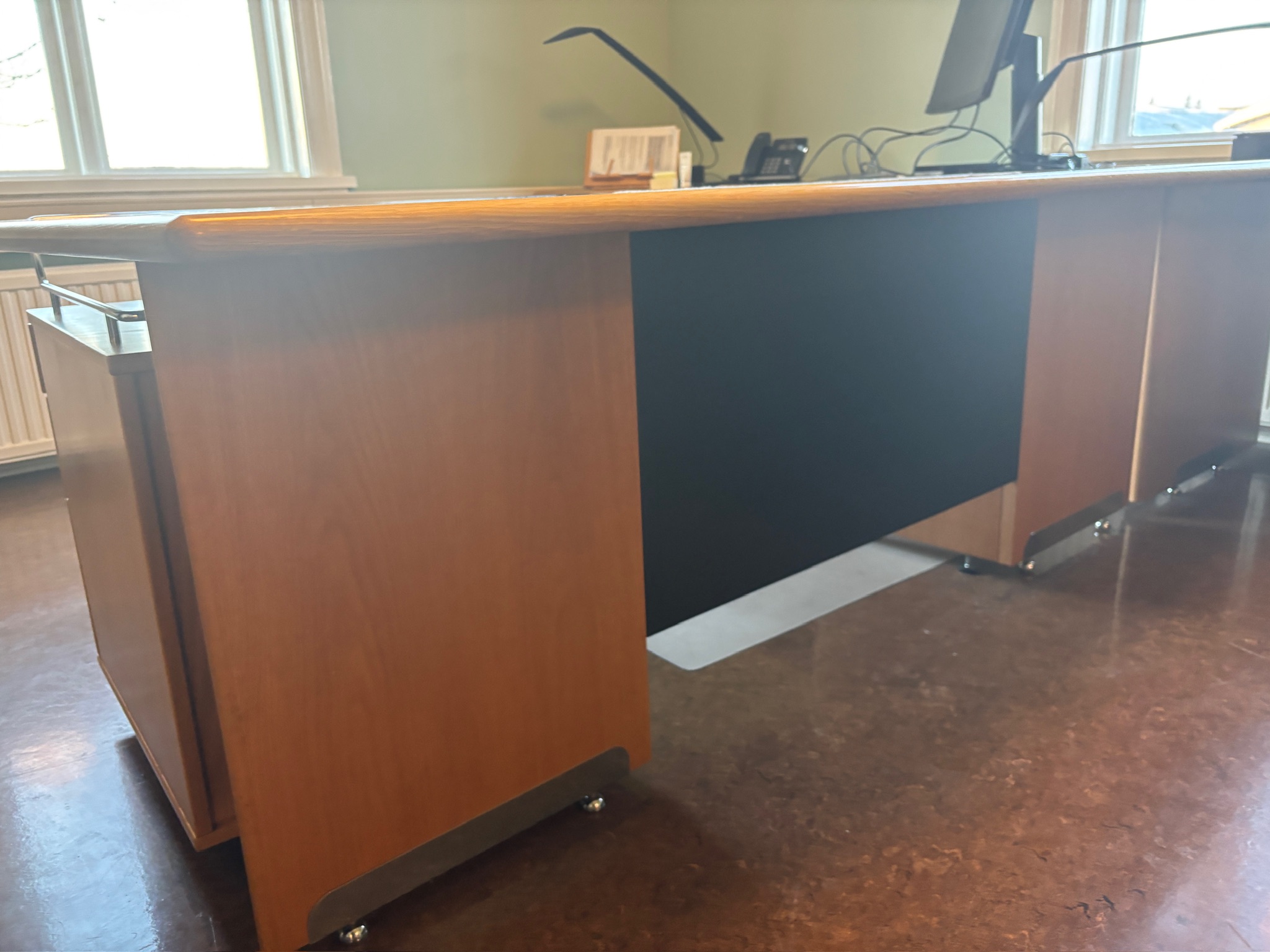SELT / SOLD Skrifstofuborð með svörtu leðri á plötu. L200 sm - skúffuskápur 5