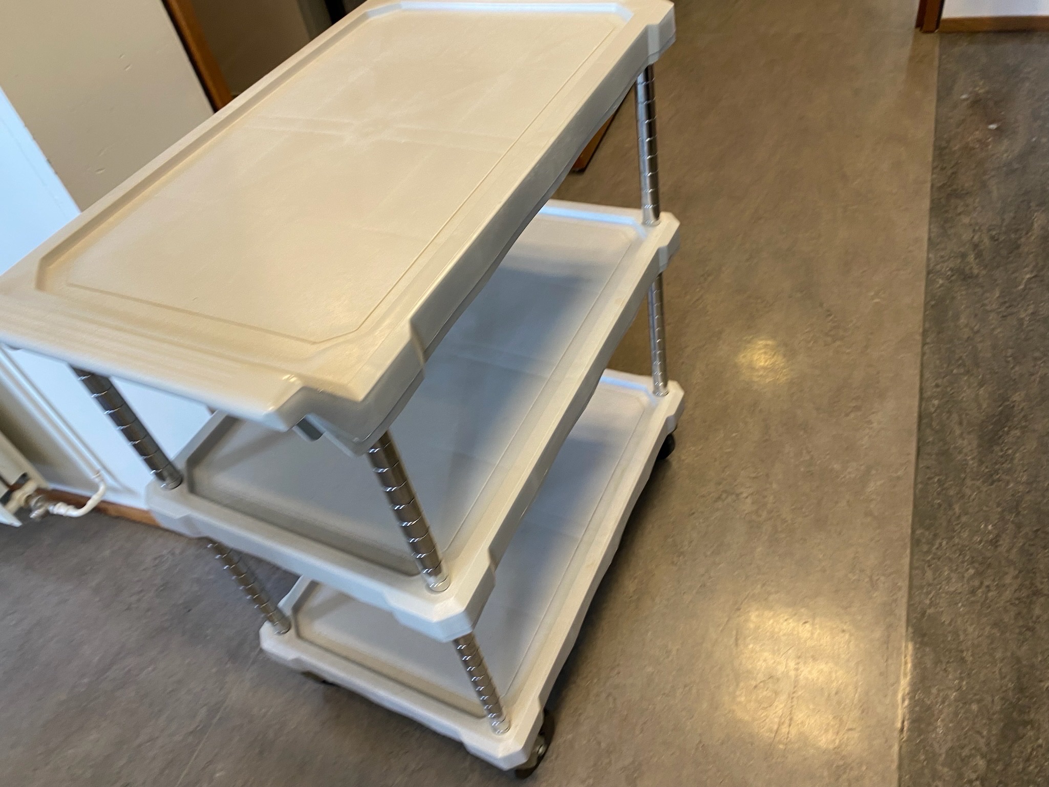 SELT / SOLD Hjólavagn plast 70x43xH85 - Alþingi 2