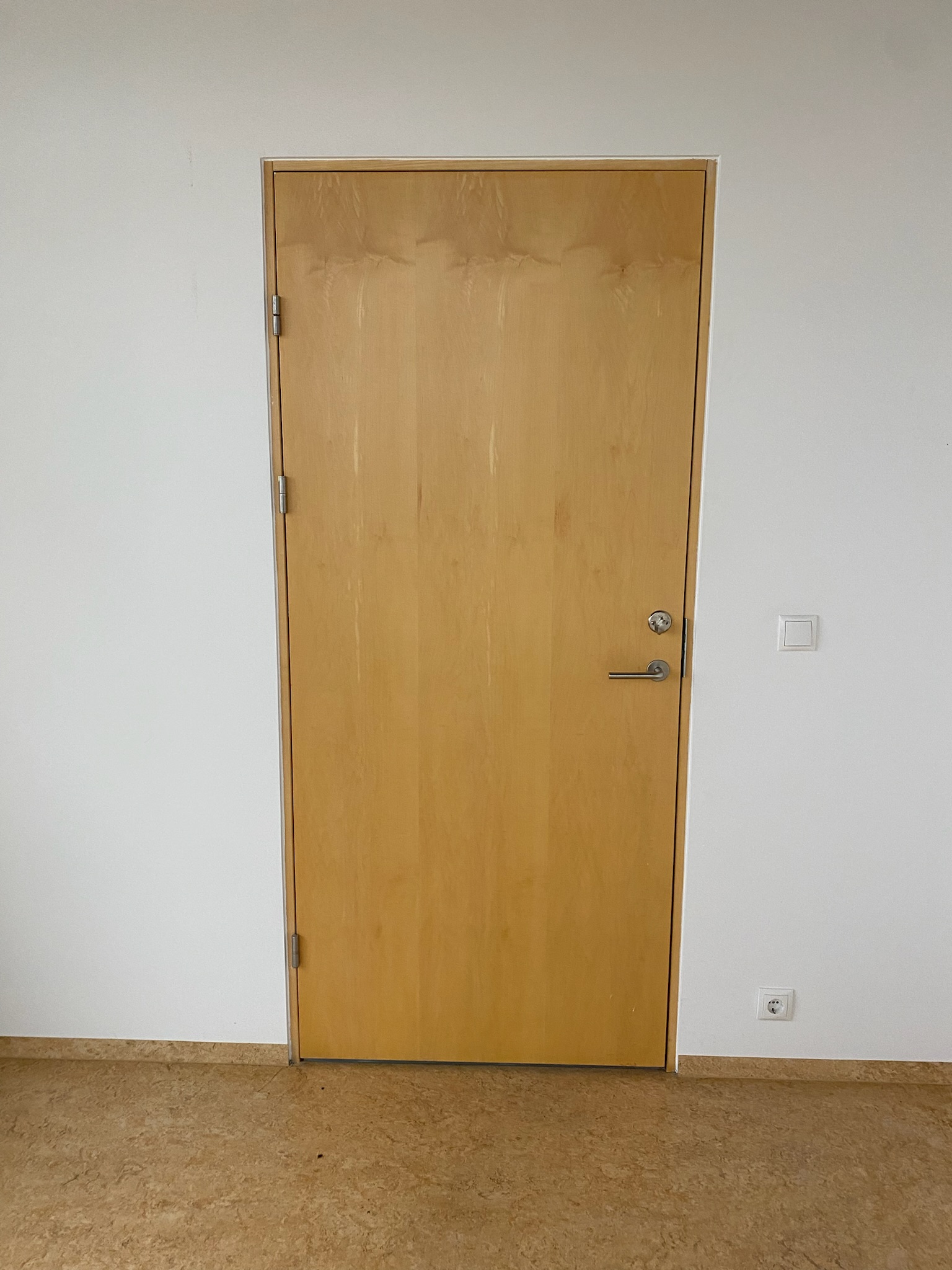 SELT / SOLD Viðarhurðir / hljóðvistarhurðir í ramma með læsingu (19 stk.)