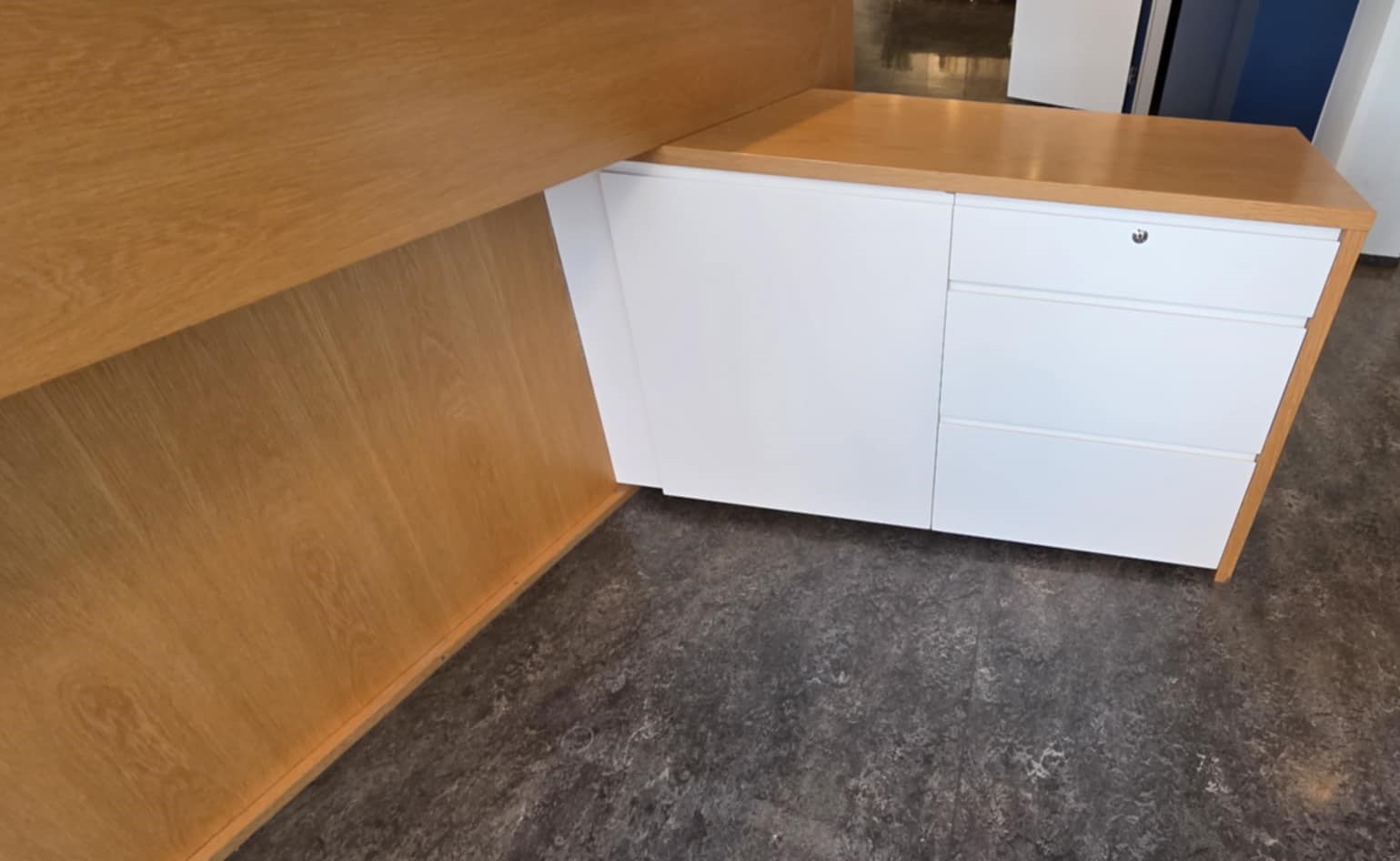 SELT / SOLD Móttökuborð með ledlýsingu, sérsmíði - tvær starfsstöðvar 14