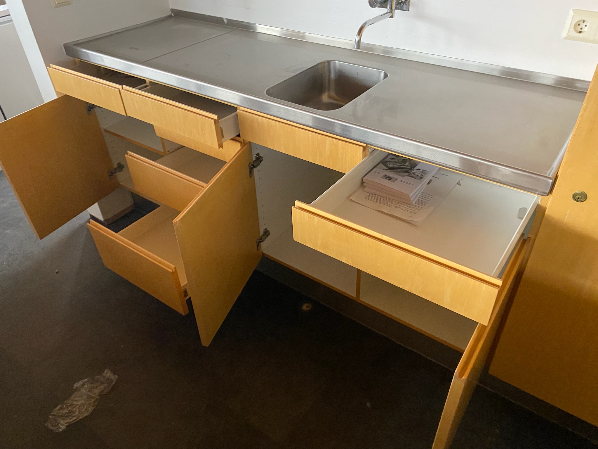 SELT / SOLD Skápainnrétting með vaski, B198 x D60 x H93 sm.