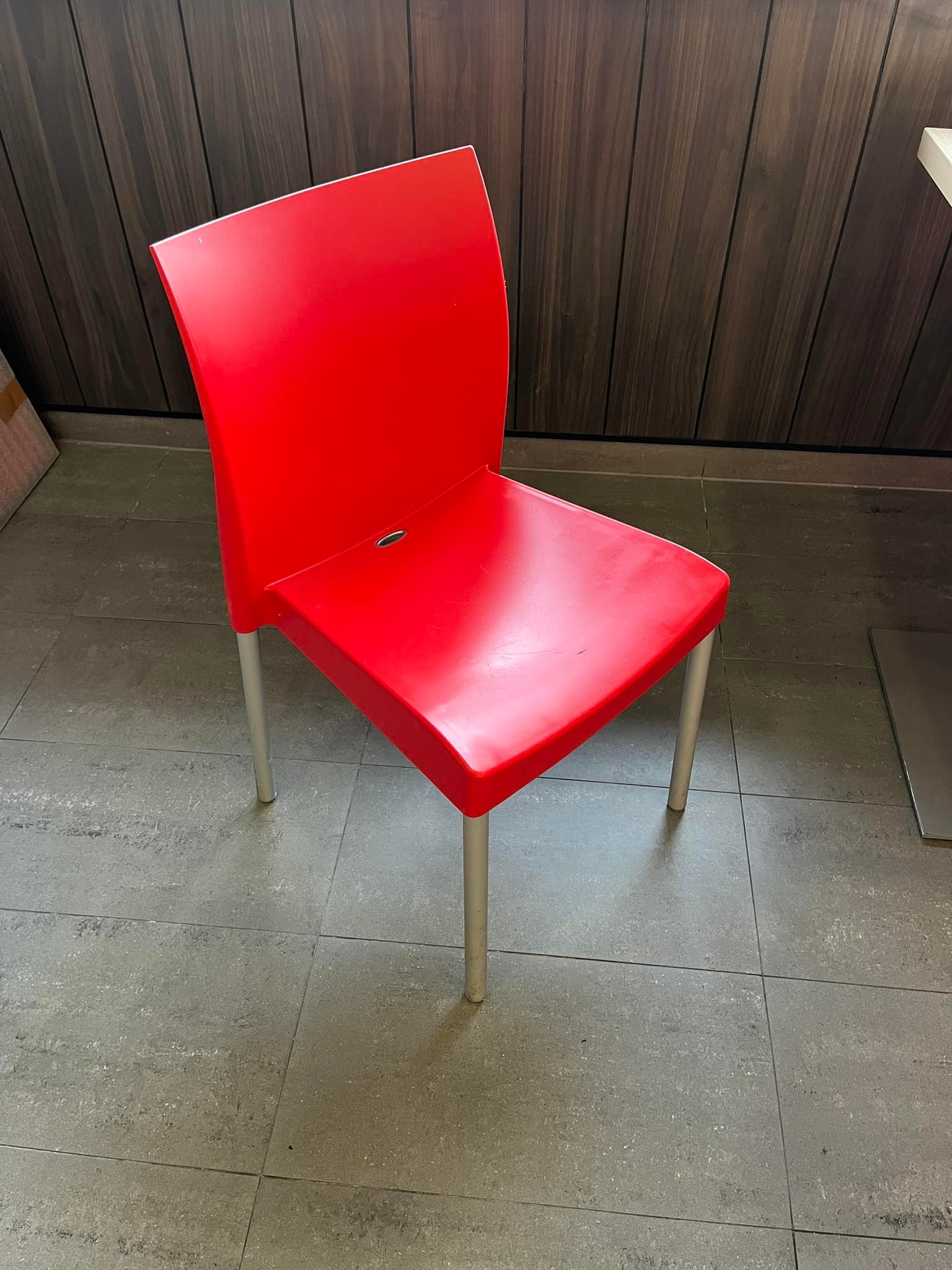 SELT / SOLD Plaststólar - sterkbyggðir - 26 stk 2