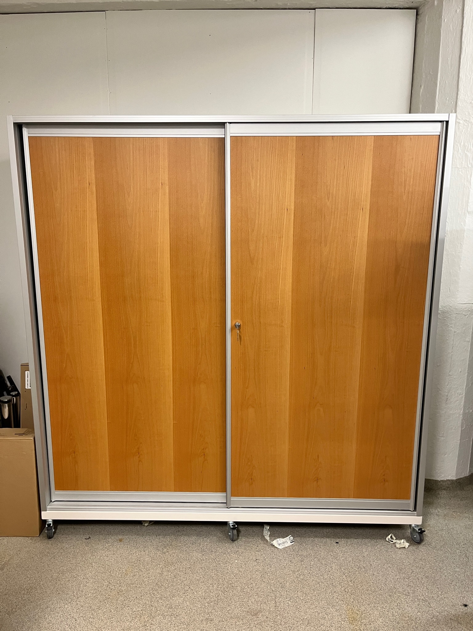 SELT / SOLD Stílhreinn skrifstofuskápur m/rennihurð á hjólum