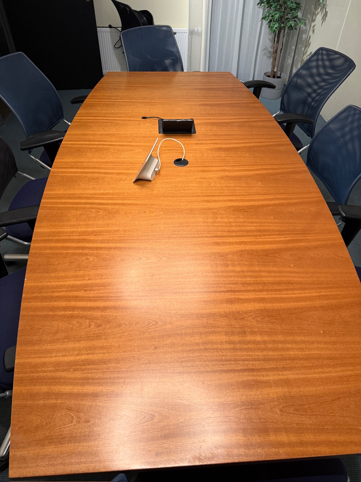SELT / SOLD Fundarborð með Crestron búnaði, L240xB120sm. 6