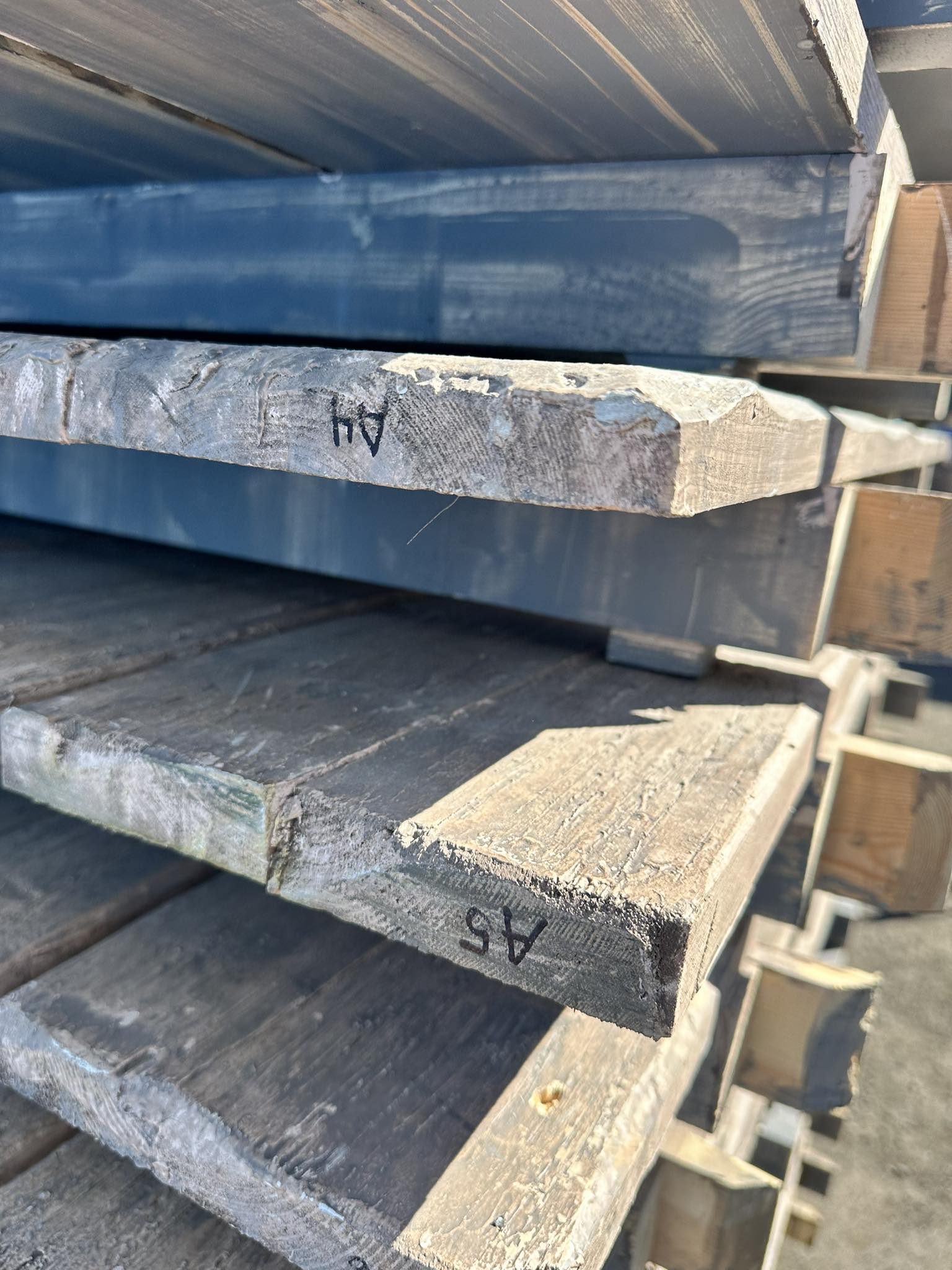 SELT / SOLD Viðargólf massívt úr sýningu 7