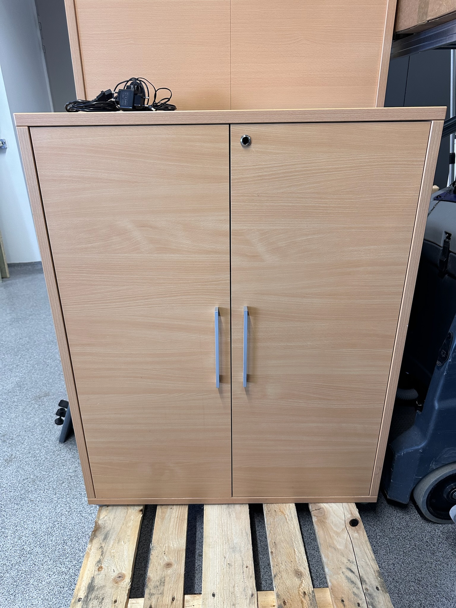 SELT / SOLD Læsanlegur skrifstofuskápur, H111 x B90 x D40 sm.