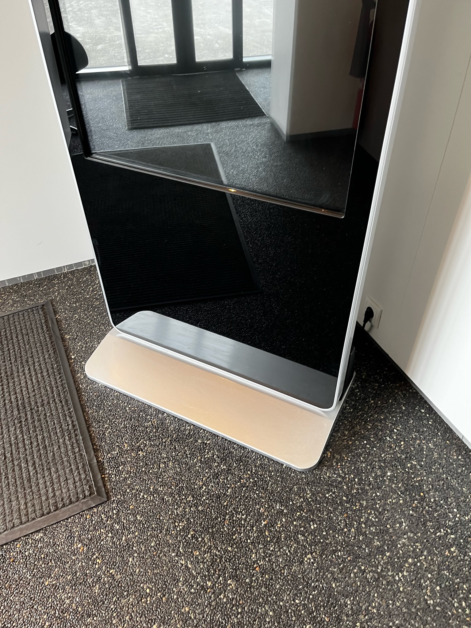 SELT / SOLD Upplýsingaskjár - snertiskjár - Touch Screen Kiosk, 6
