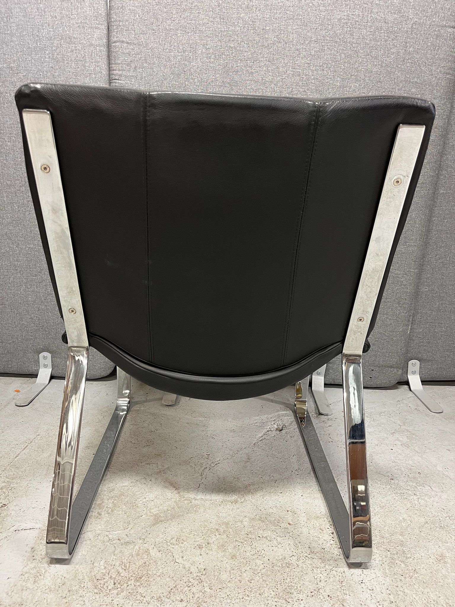 SELT / SOLD Hönnunar leðurstóll 5