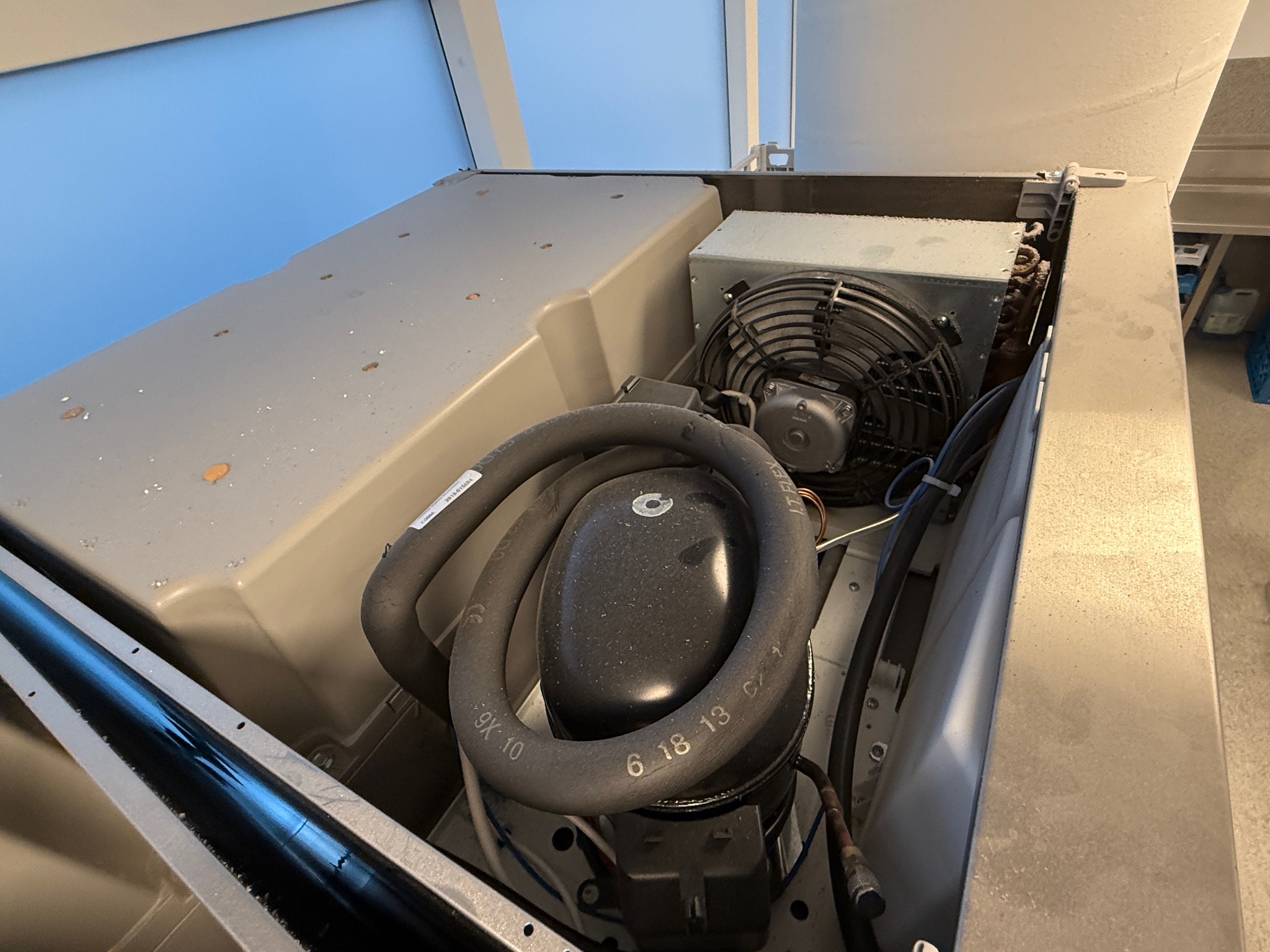 SELT / SOLD Zanussi frystiskápur, 670L, H206 x D83 x B71 sm. 7