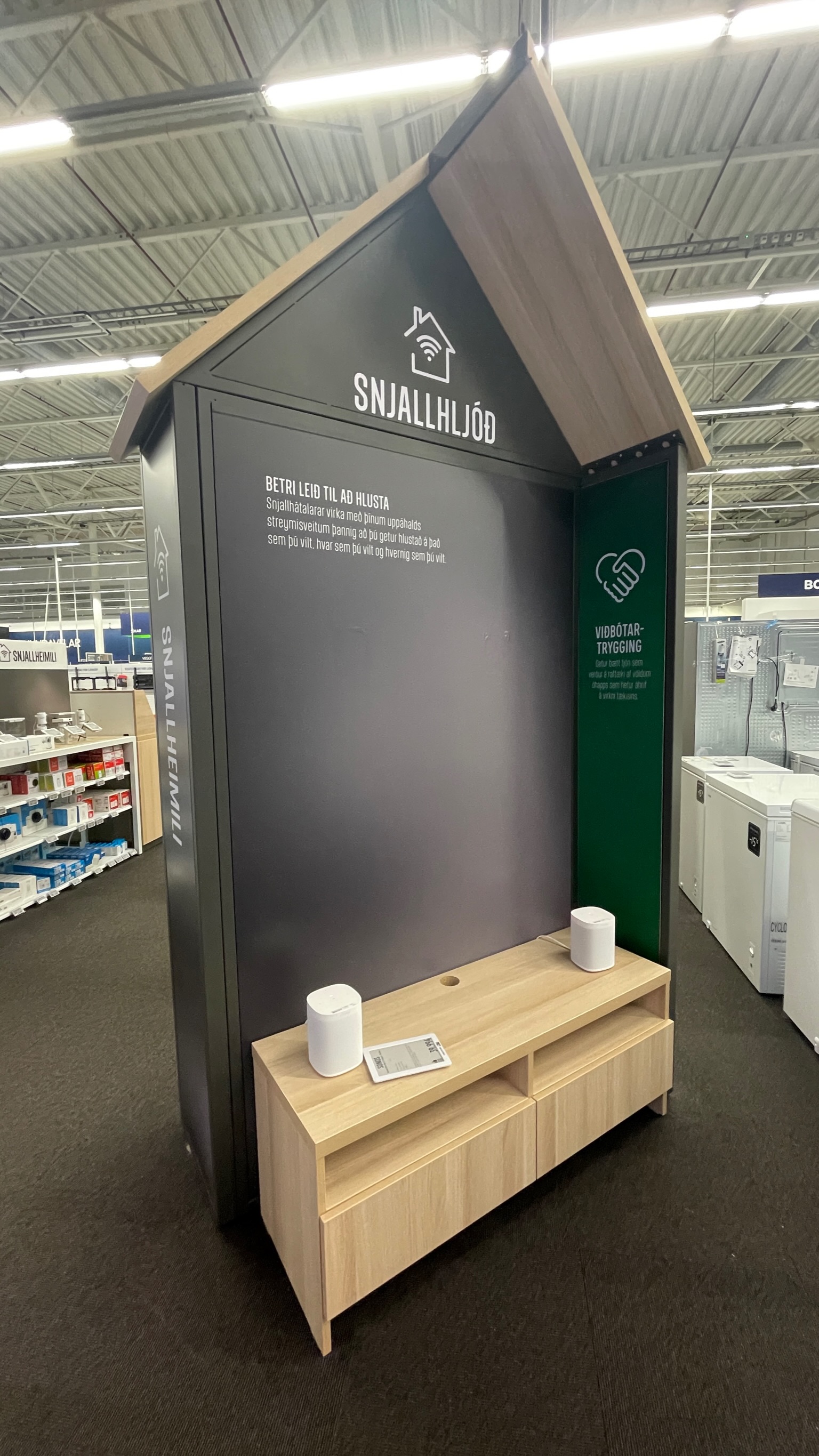 SELT / SOLD Sýningarstandur, vönduð sérsmíði, H283 x B145 x D44sm. (2 stk) 7