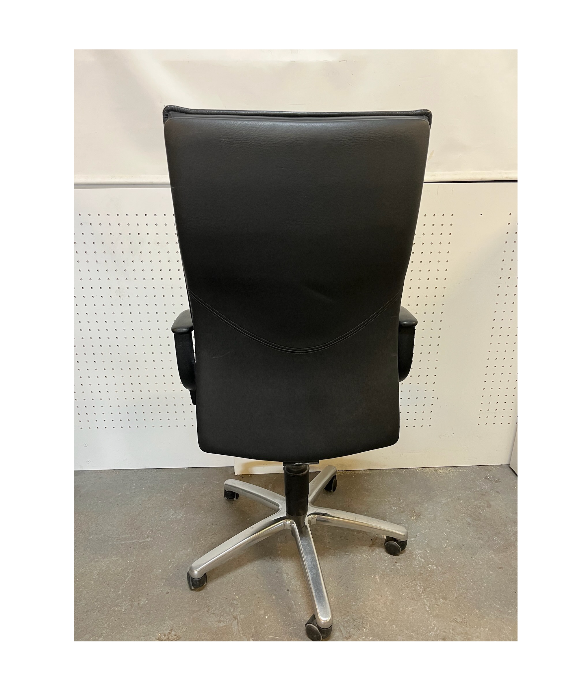SELT / SOLD Svartur skrifborðsstóll 3