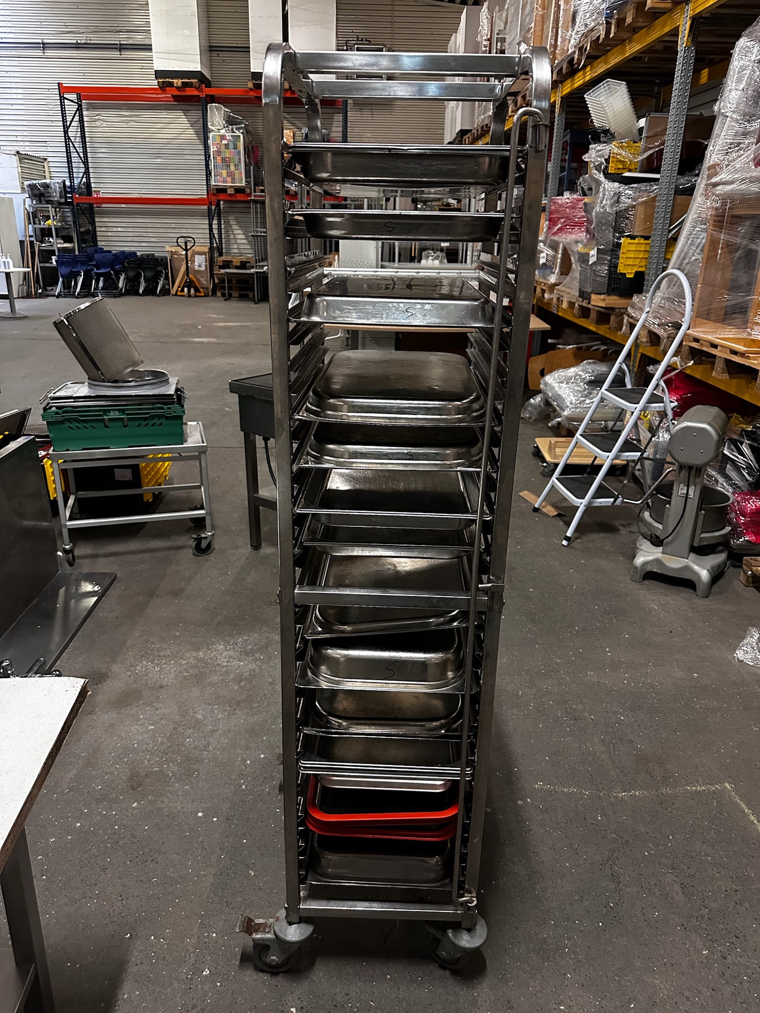 SELT / SOLD Saro gastrobakkavagn á hjólum, GN1/1, 18 hillur ásamt bökkum 3