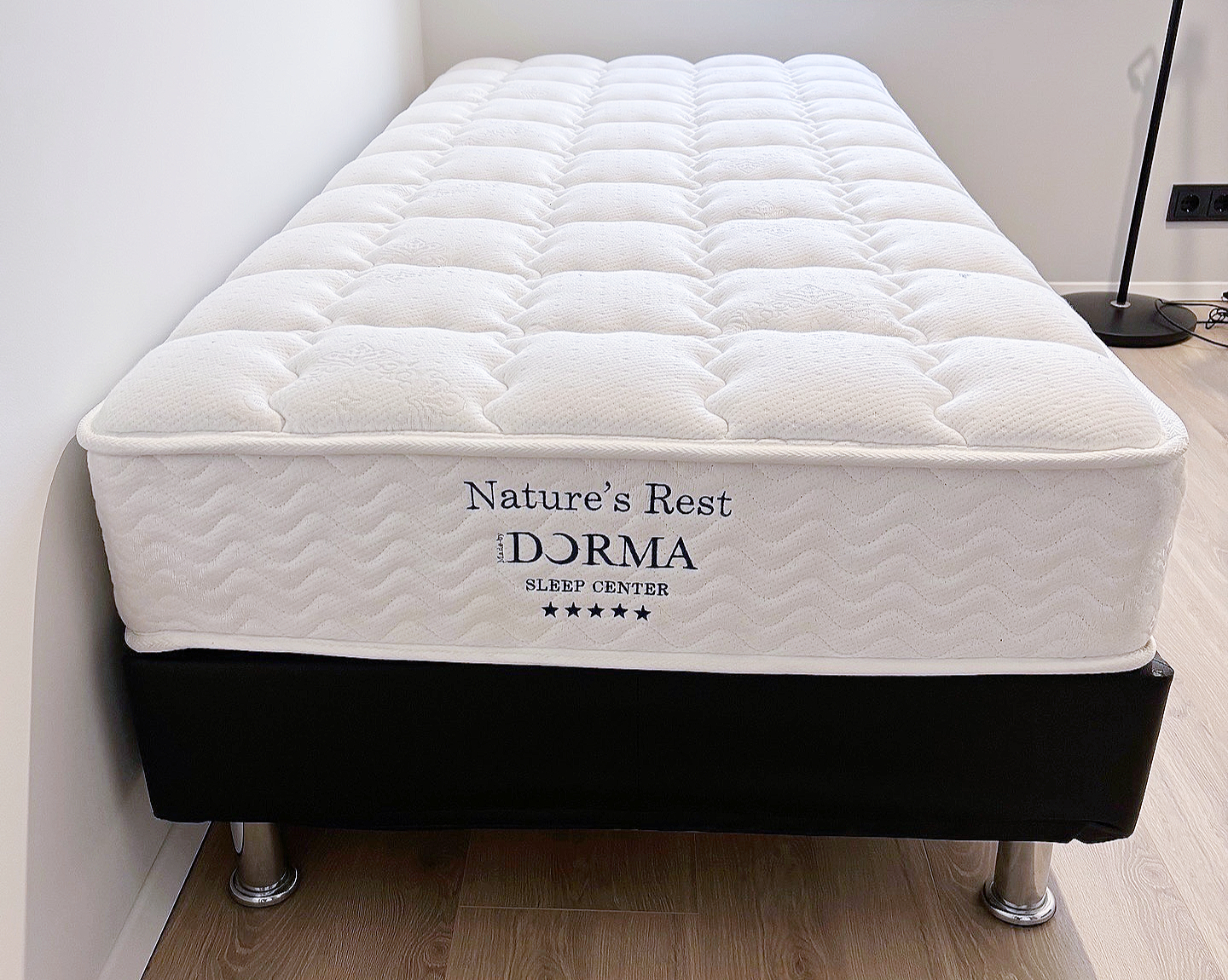 SELT / SOLD Nature's Rest rúm (sýningareintak) með botni frá Dorma