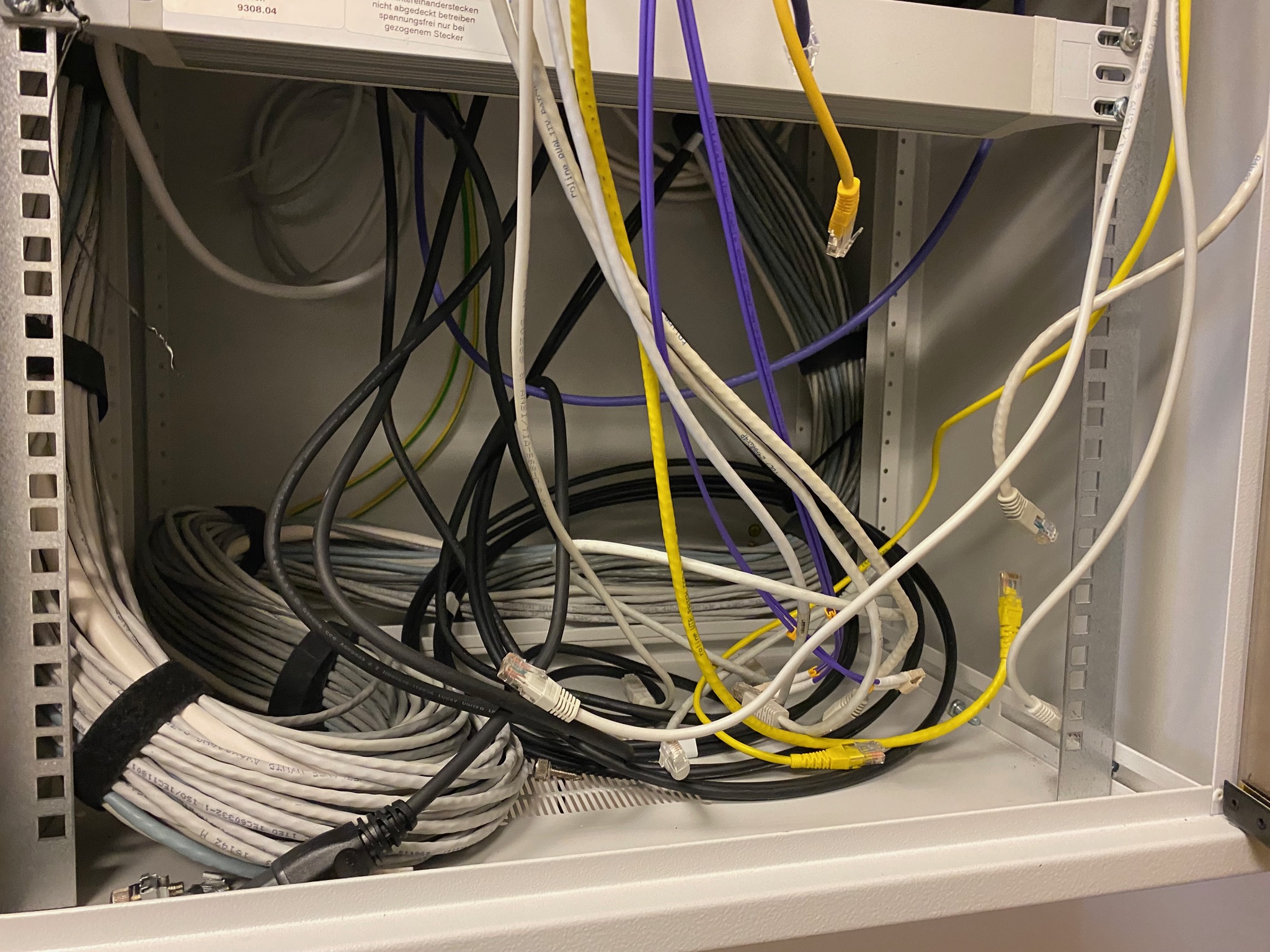 SELT / SOLD Tölvuskápur - serverskápur ásamt APC Smart-UPS 13
