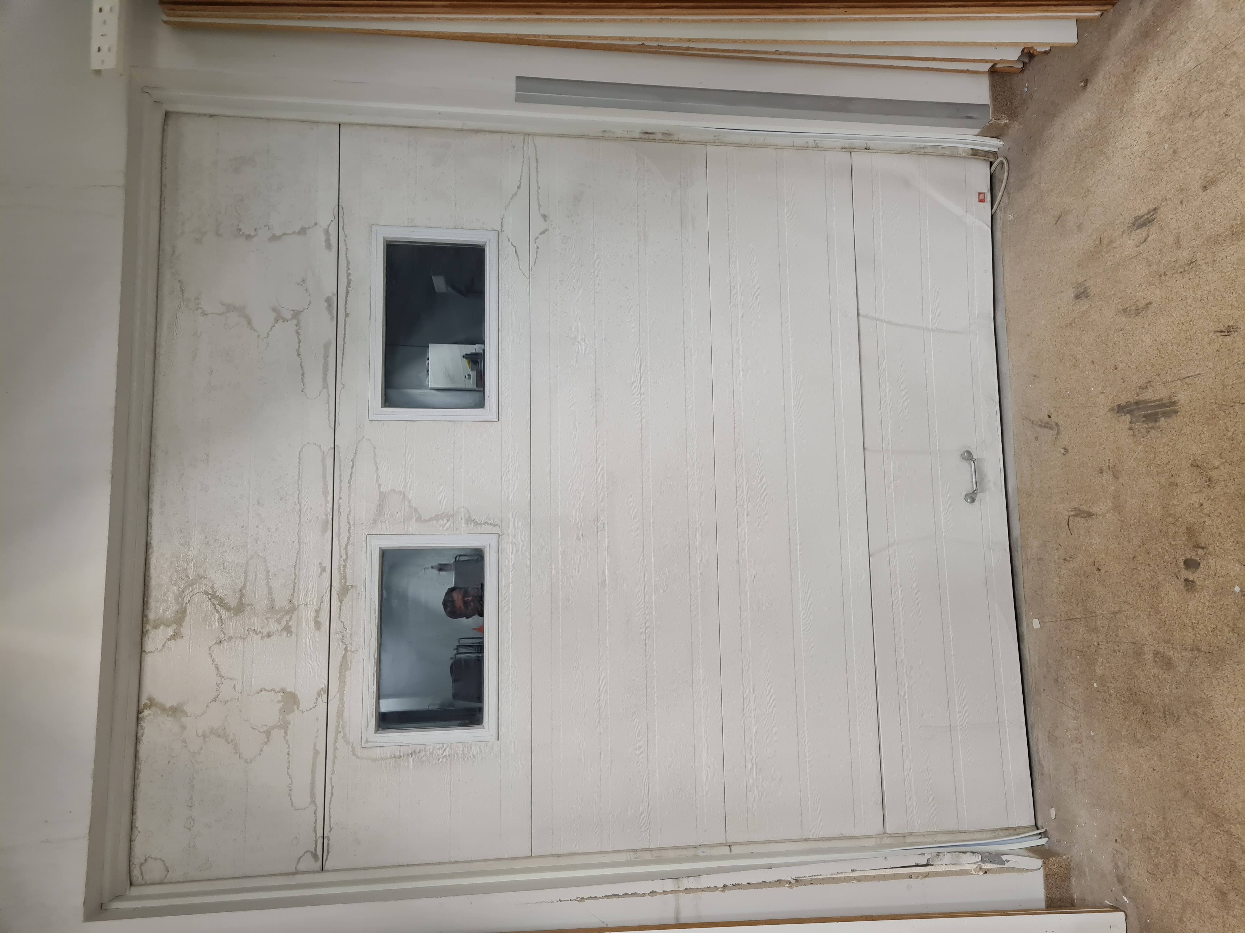 SELT / SOLD - Bílskúrshurð til sölu - 210 sm á breidd 250 sm á hæð