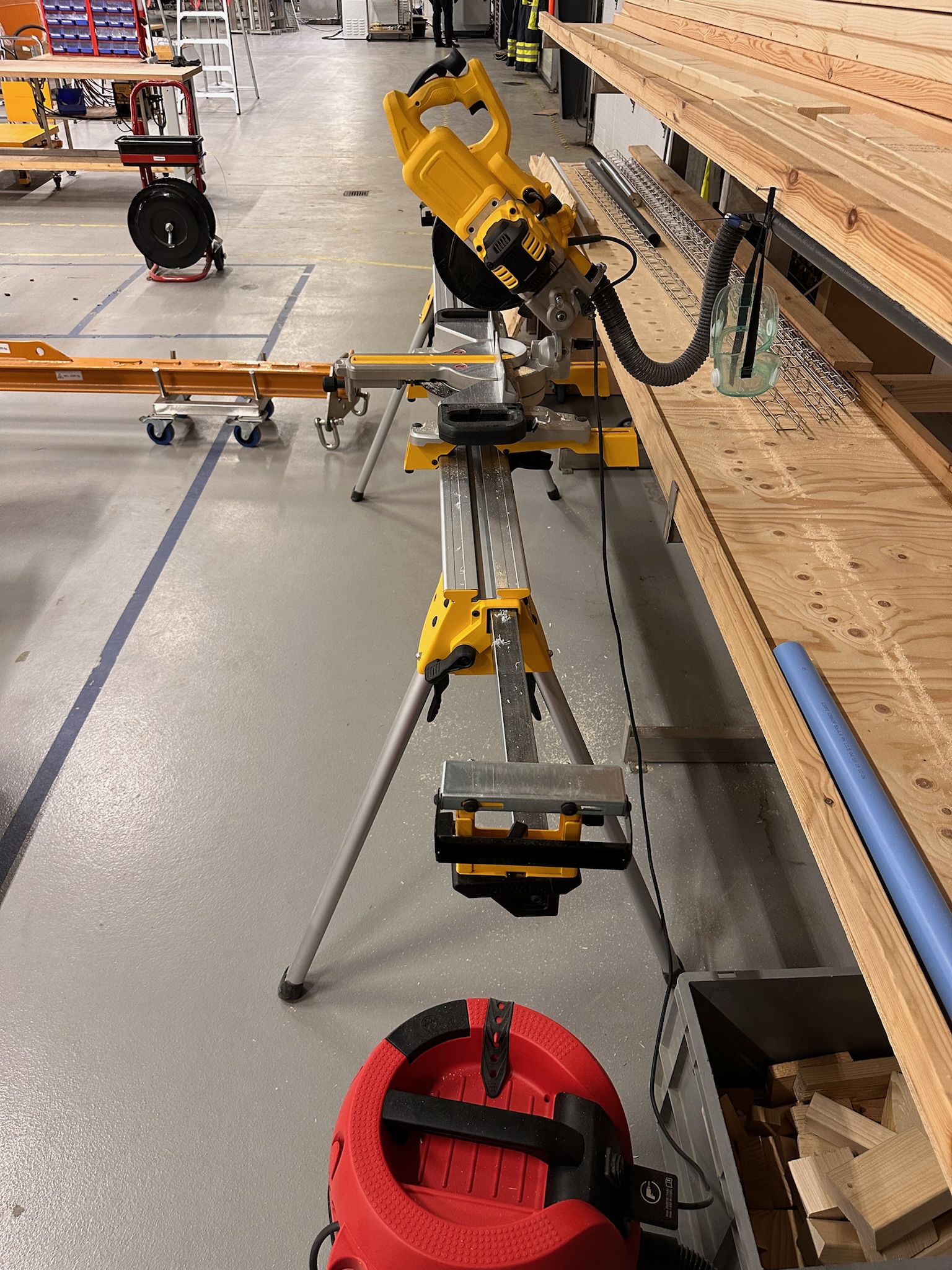 SELT / SOLD - Bútsög - kúttari og undirborð DeWalt DWS774 5