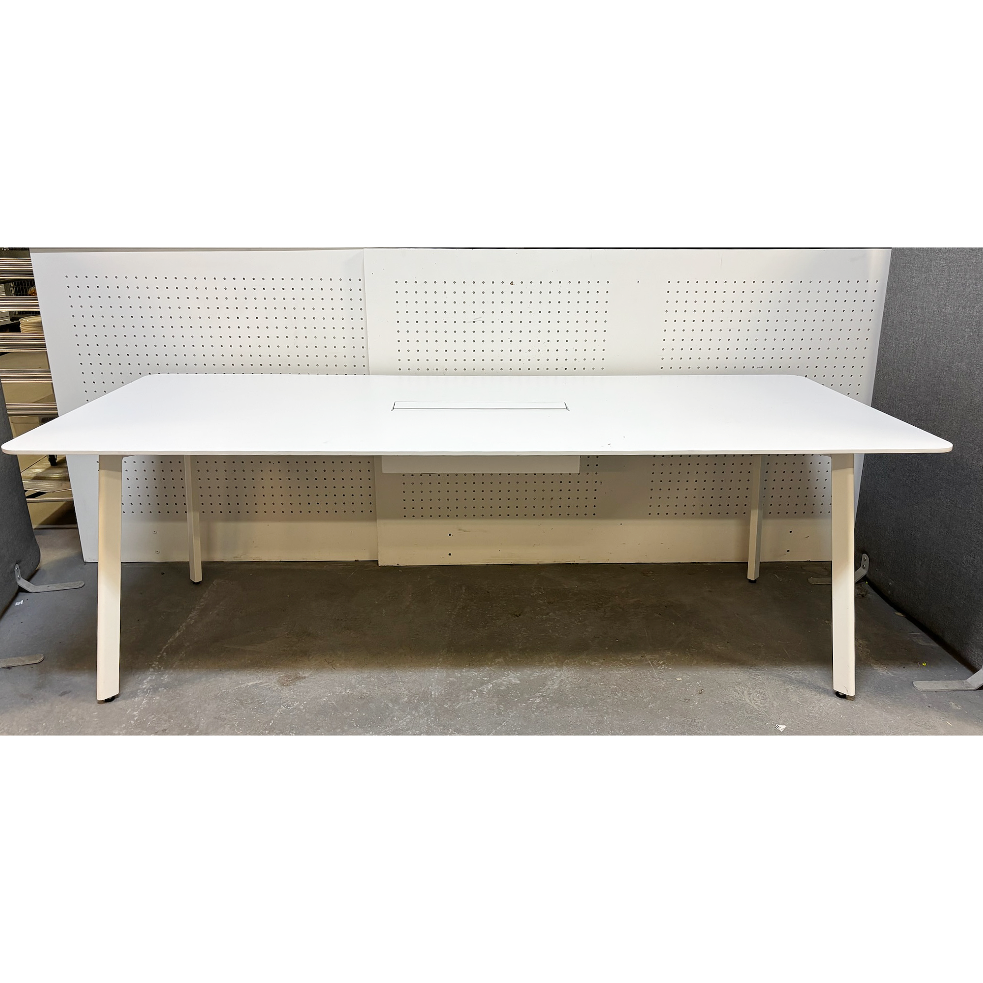 SELT / SOLD Vandað fundarborð með leiðsluloki, L220xB90sm. 2