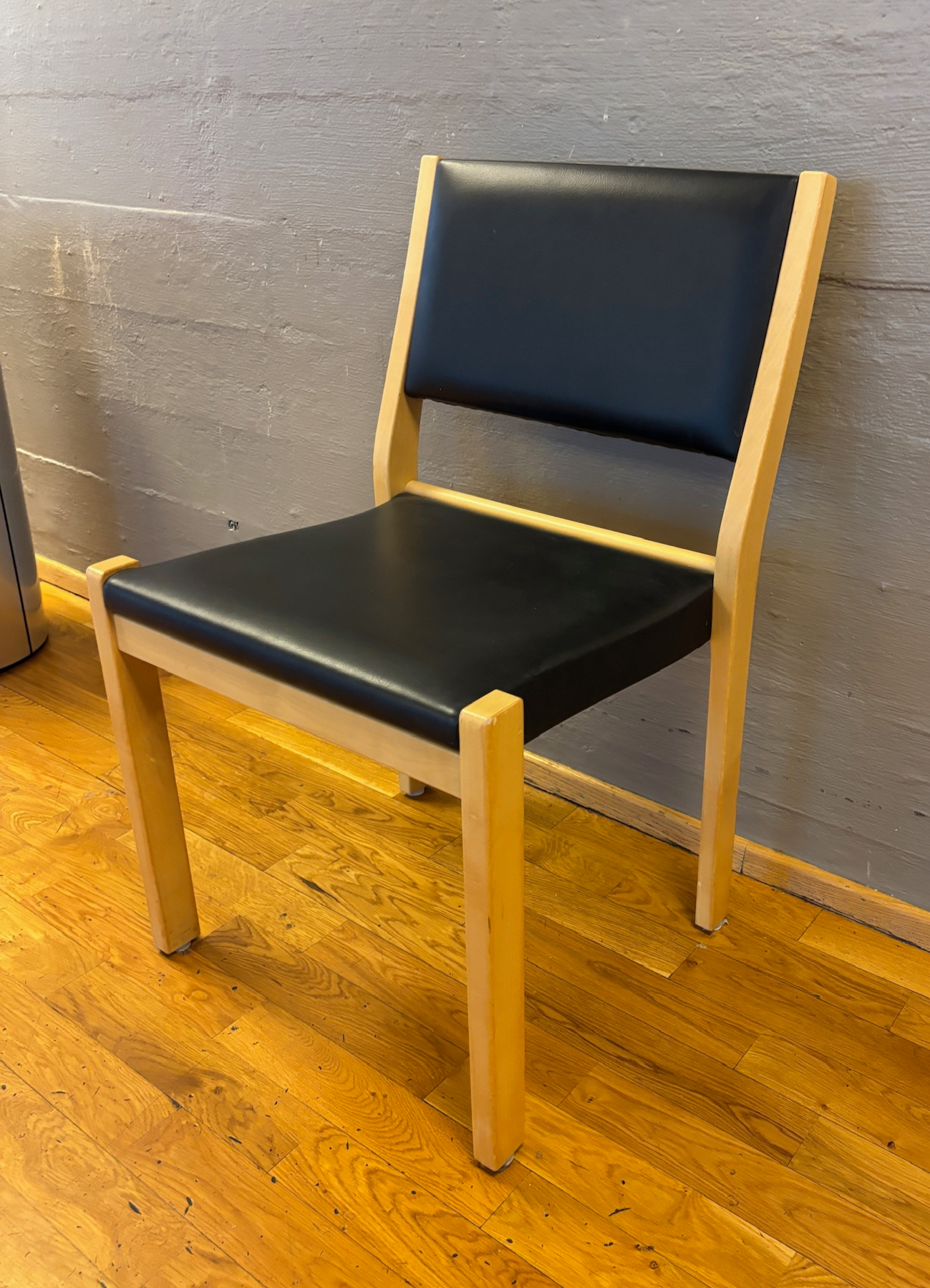 SELT / SOLD - Alvar Aalto stólar 611, birki - svartur - leður - Artek (26 stk.)