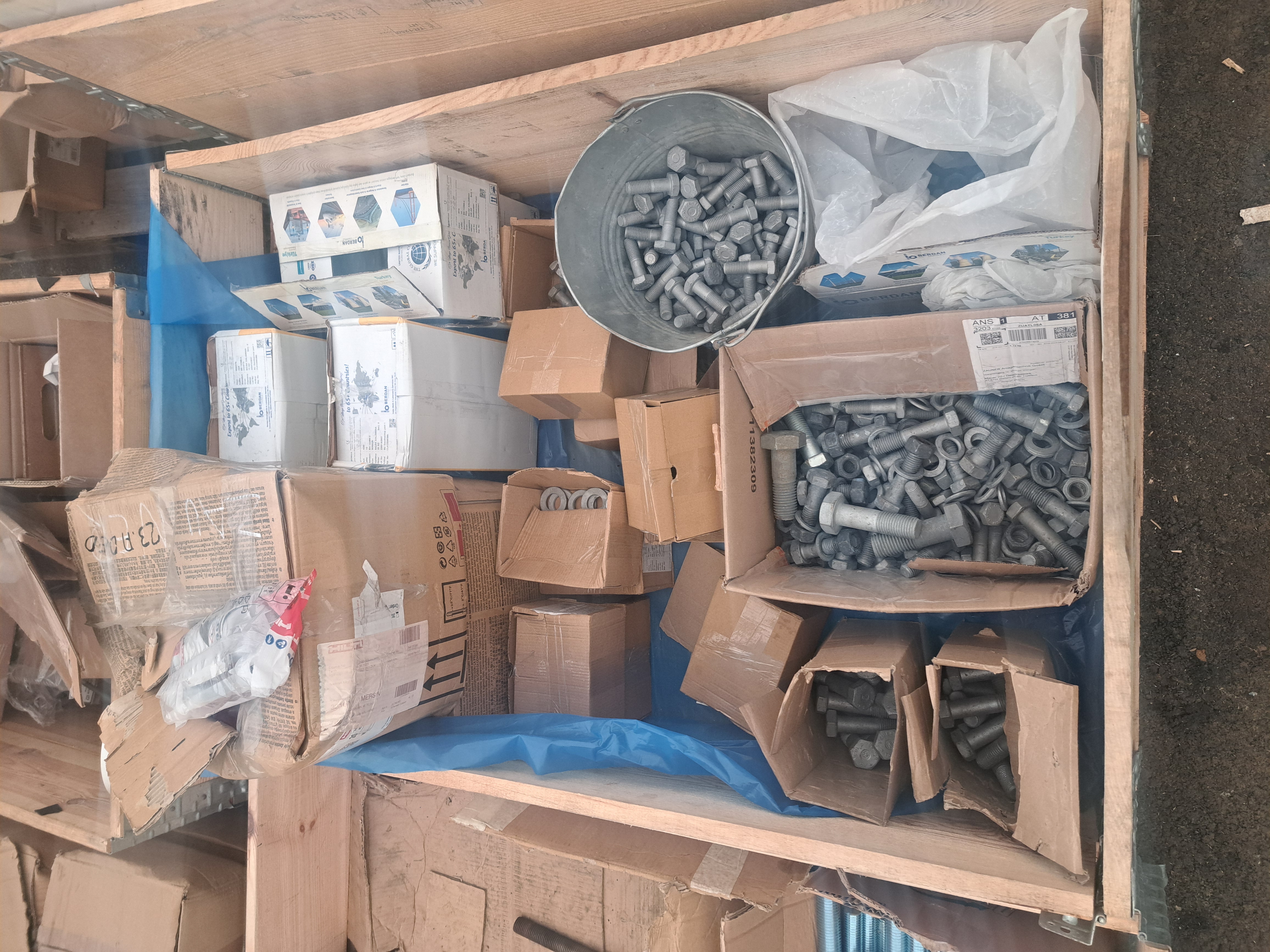 SELT / SOLD Festingar, boltar, rær, skinnur, flansar, baulur, 12