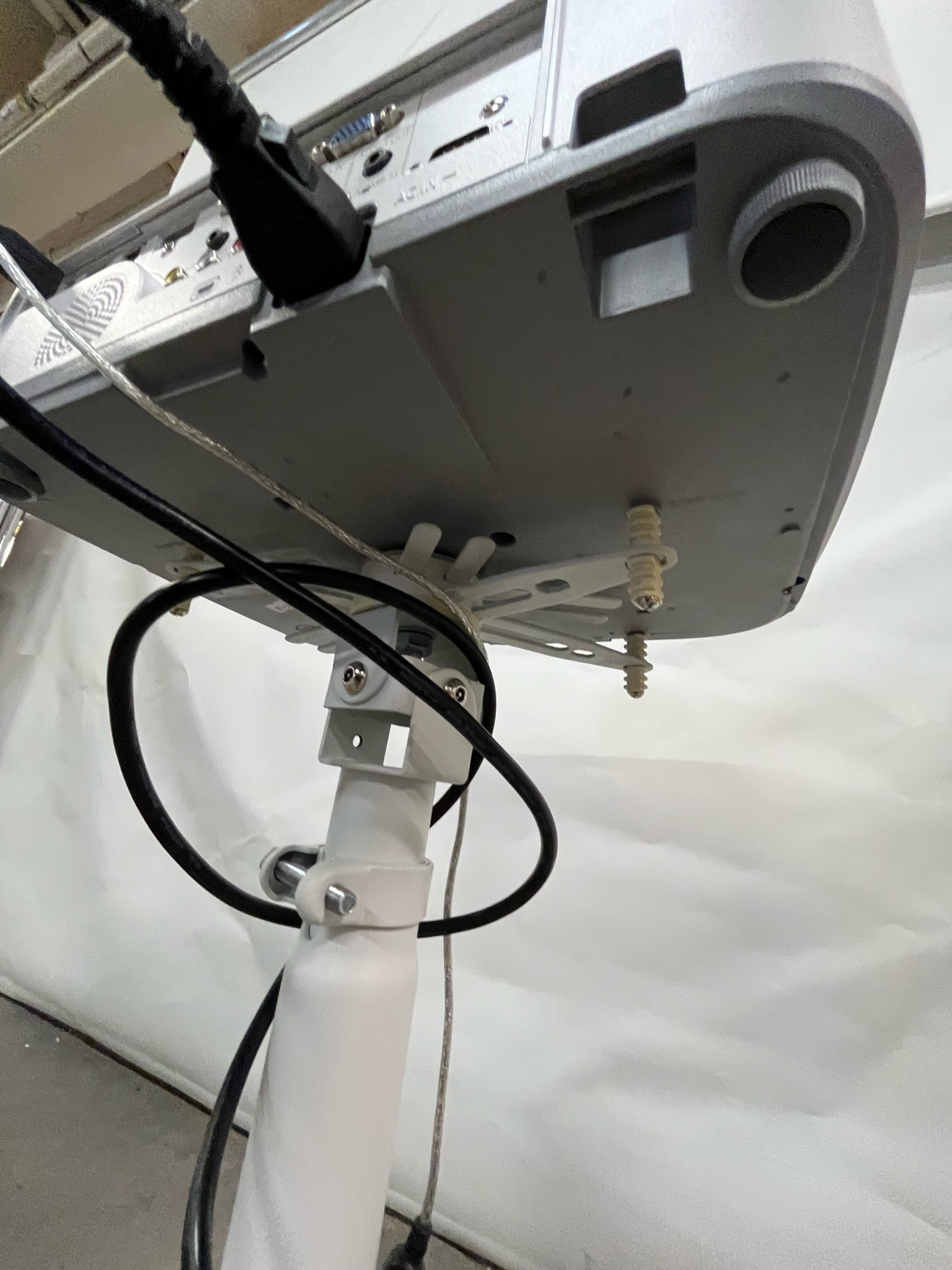 SELT / SOLD NEC M230w skjávarpi ásamt loftafestingu 3