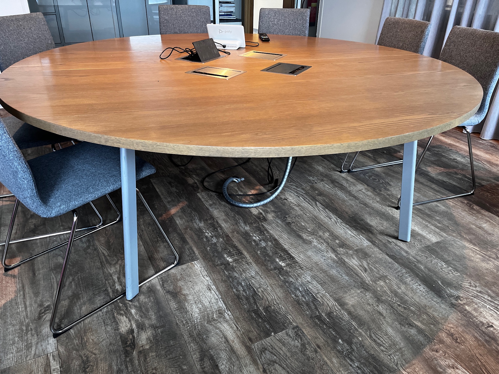 SELT / SOLD Hringborð / fundarborð, Ø200 x H73 sm. 3