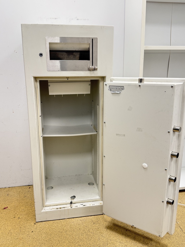 SELT / SOLD Robur verðmætaskápur m.innkastsskáp - H122 x B51 2