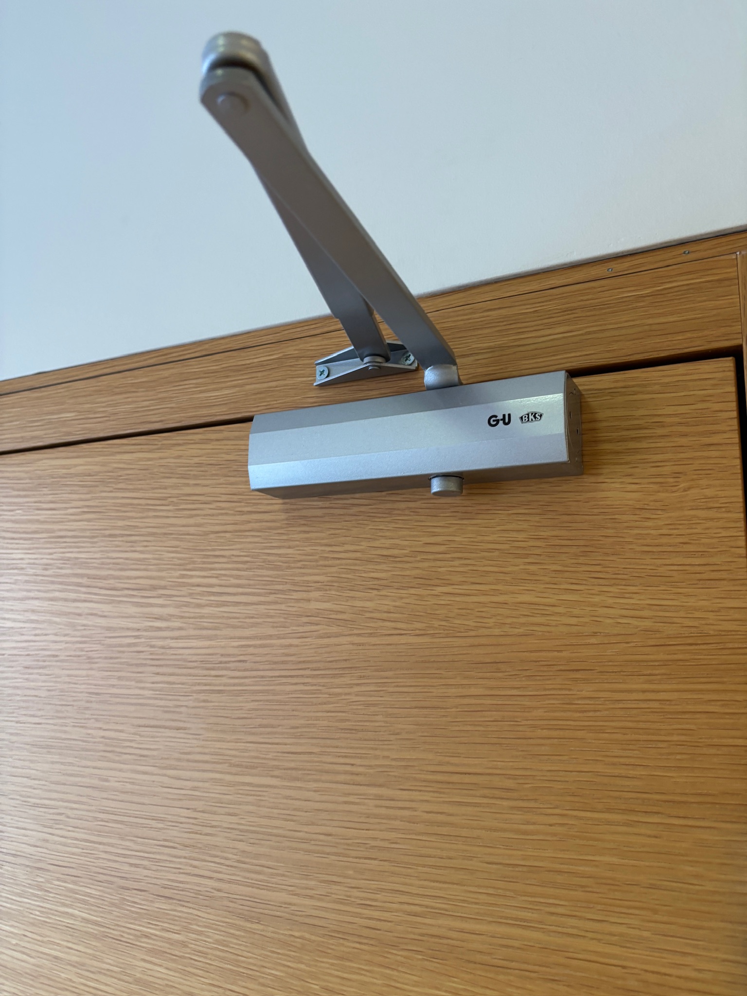 SELT / SOLD Yfirfelld, hljóðeinangrandi viðarhurð með pumpu, H215xB98 sm. 3