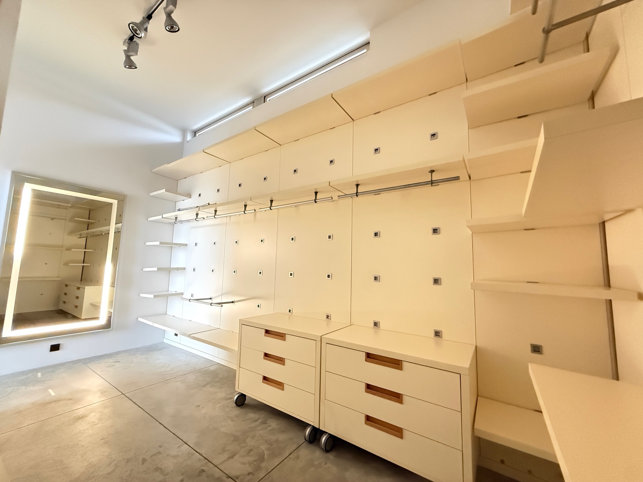 SELT / SOLD Tisettanta fataherbergi / Walk-In closet / Spegill 12 lengdarmetrar 5