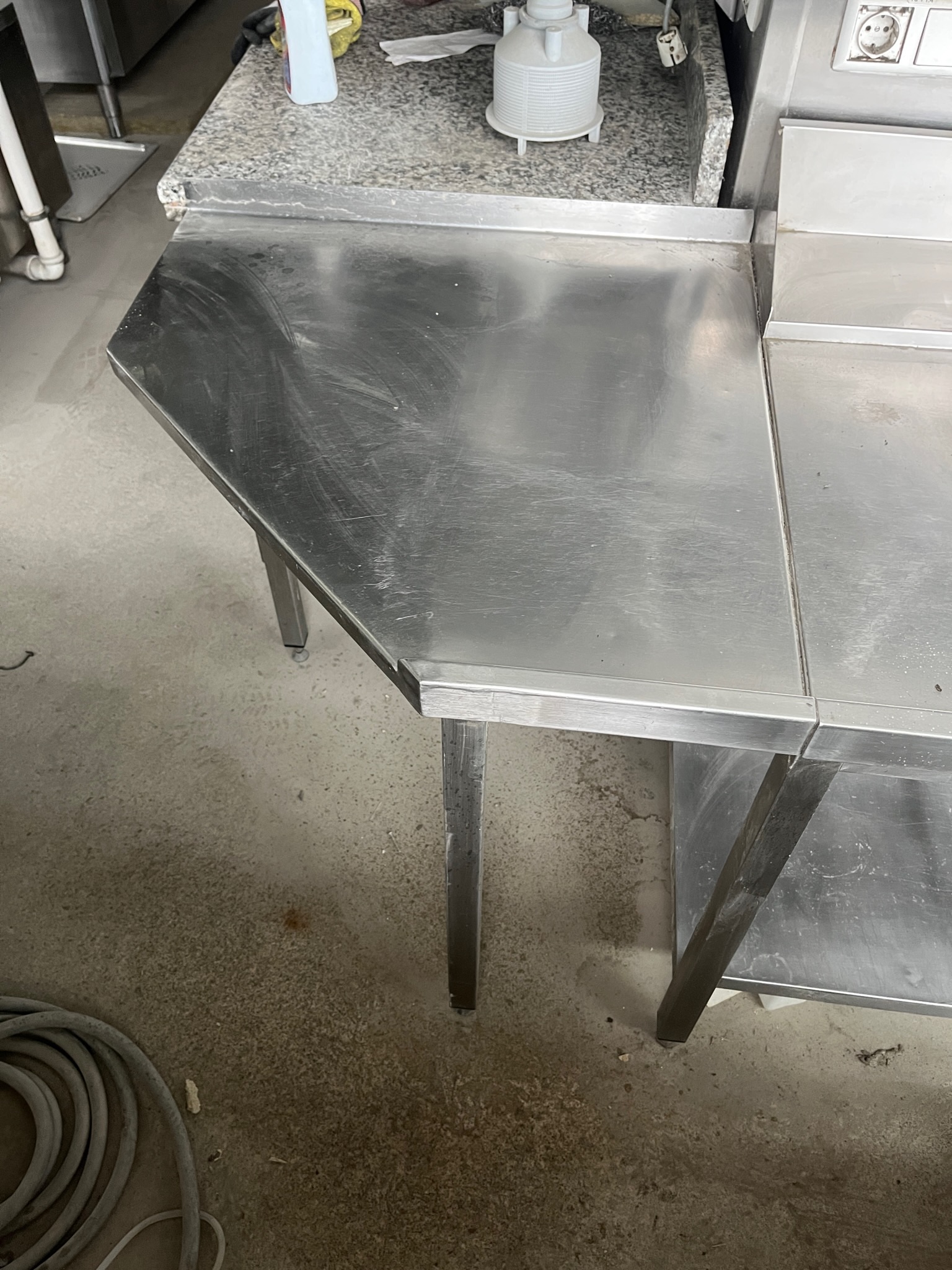 SELT / SOLD Stálhornborð - þurrkborð 2