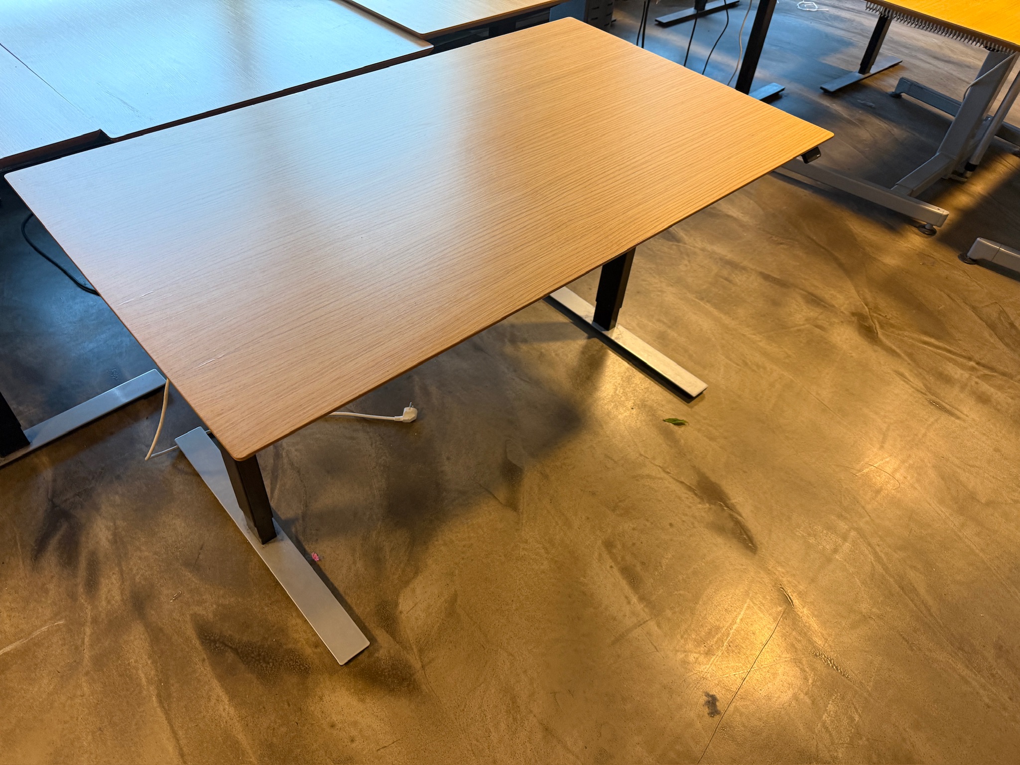 SELT / SOLD Dencon rafmagnsborð frá Pennanum, B140xD80sm. 3