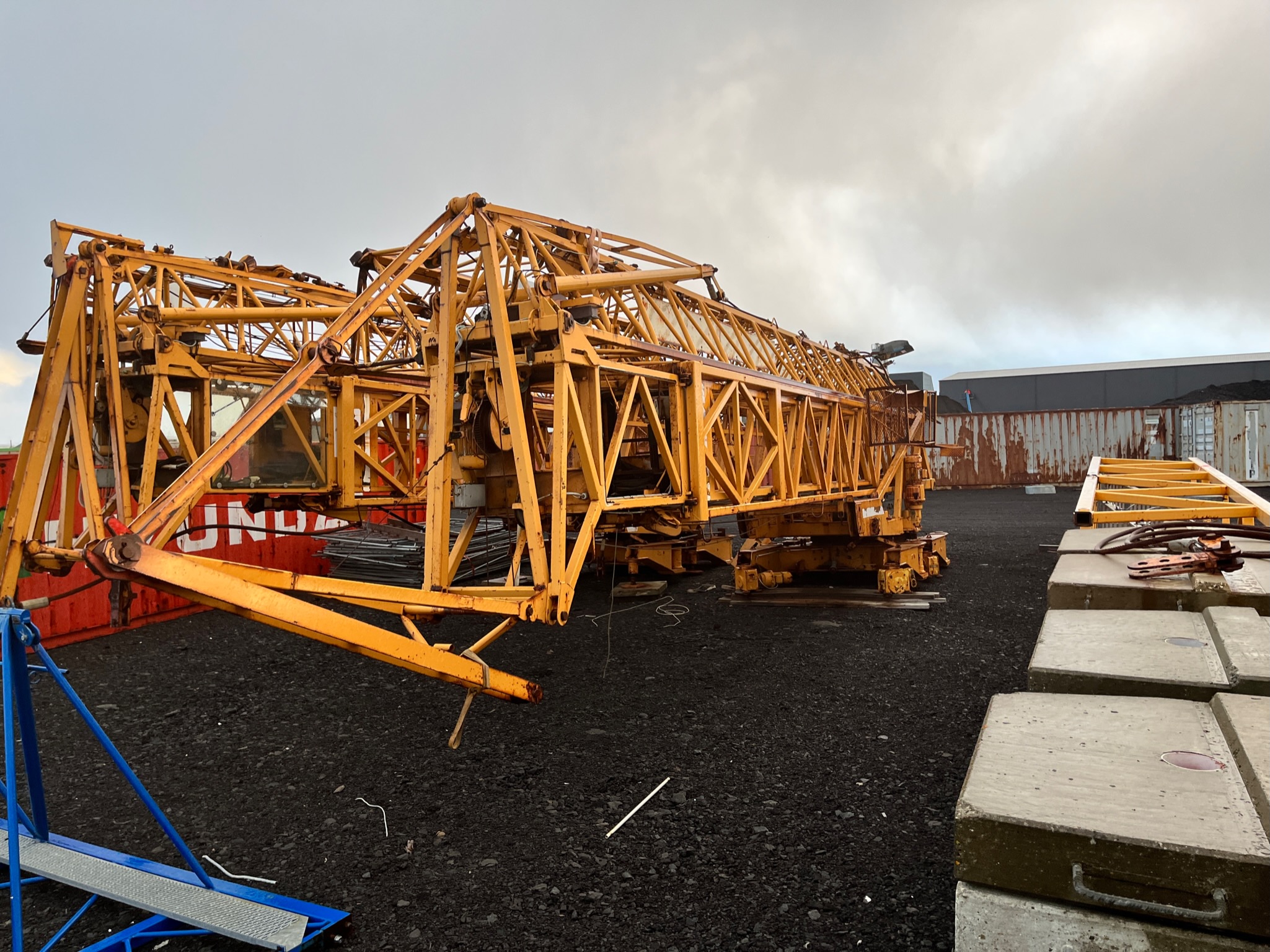SELT / SOLD - Endurnýtt - Liebherr byggingakrani 63K AB 0325 2