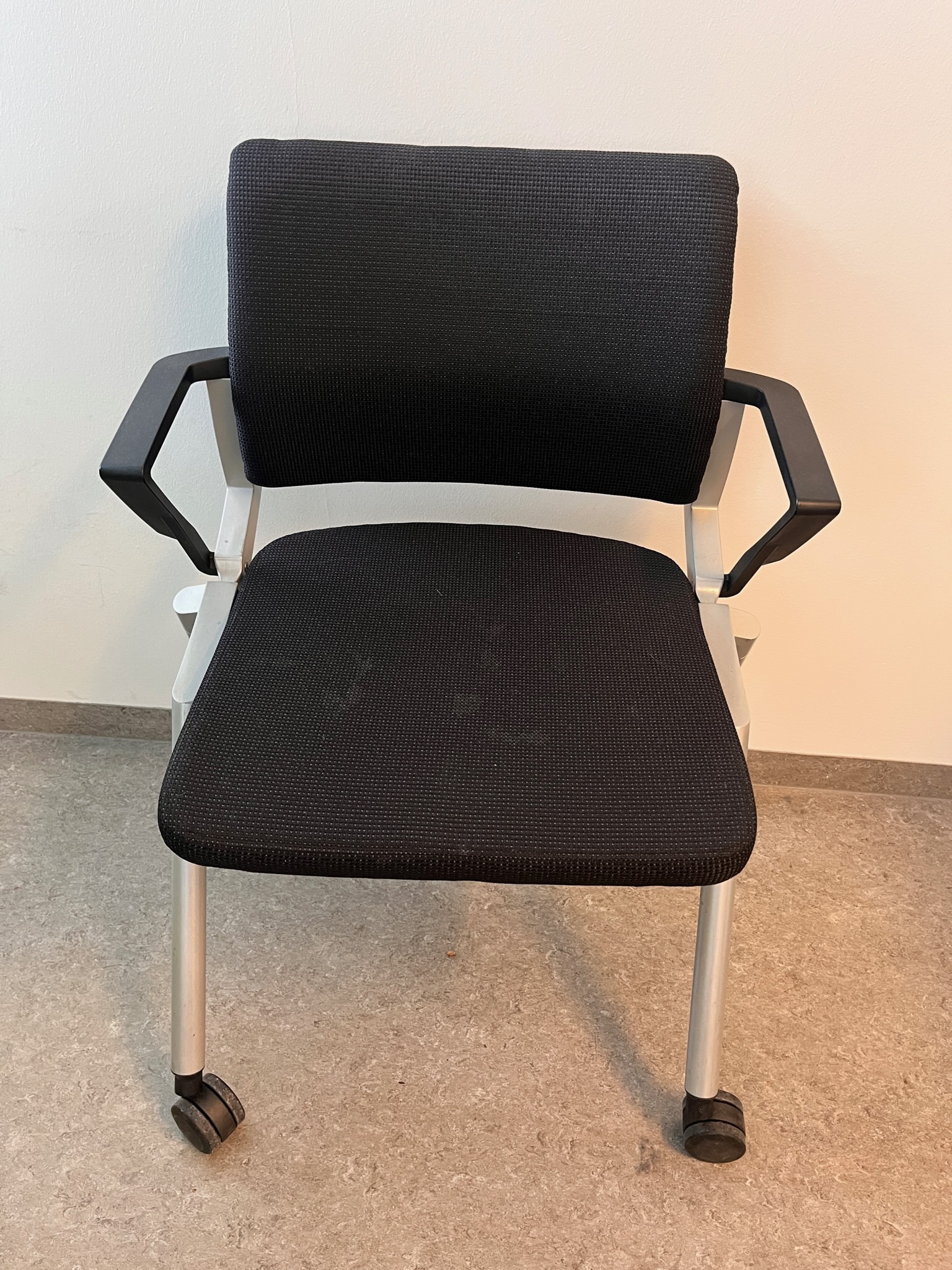 SELT / SOLD Vandaður fundarstóll með fellisetu frá Innx (5 stk.) 2
