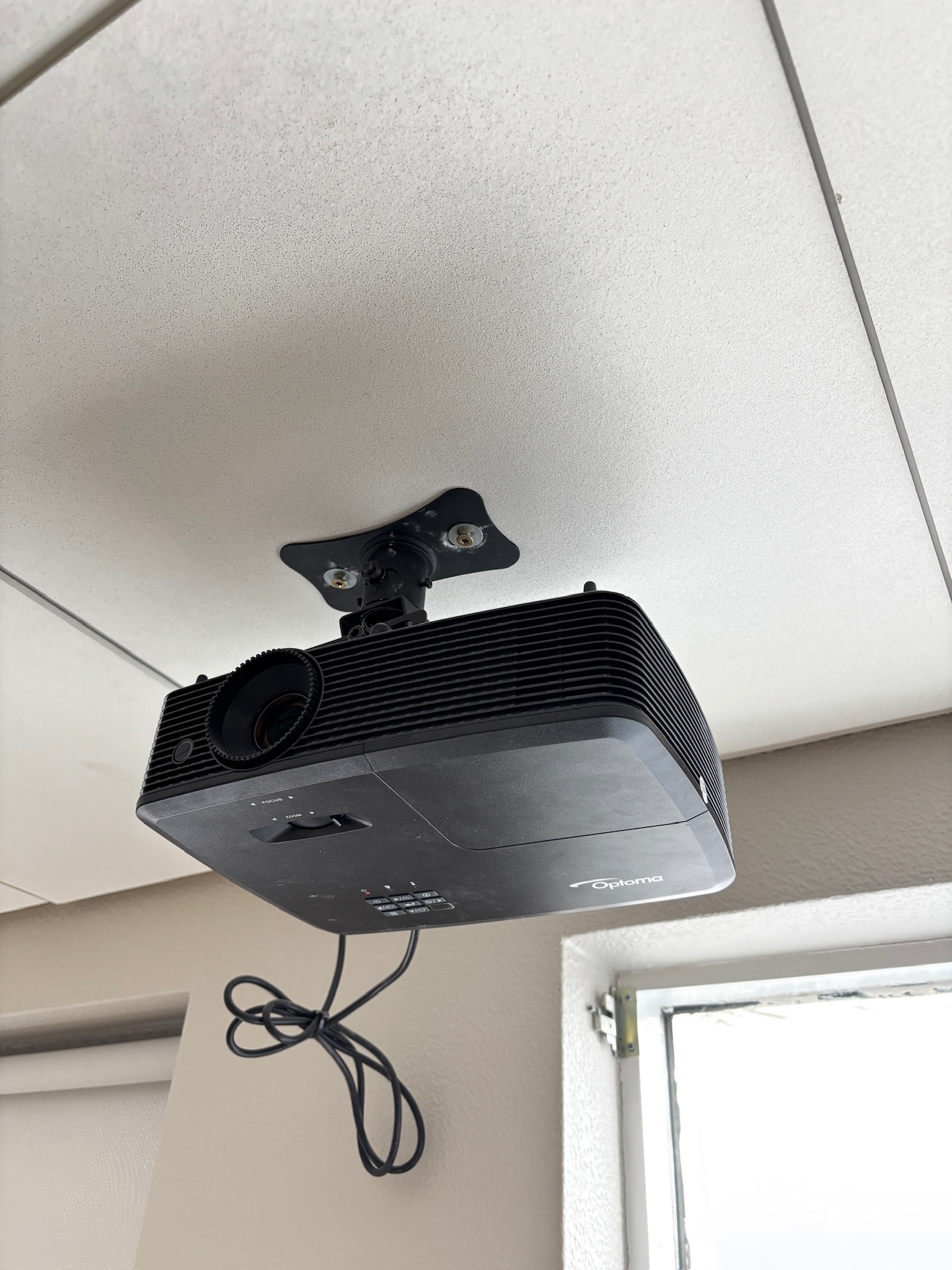 SELT / SOLD Optoma skjávarpi með loftfestingu