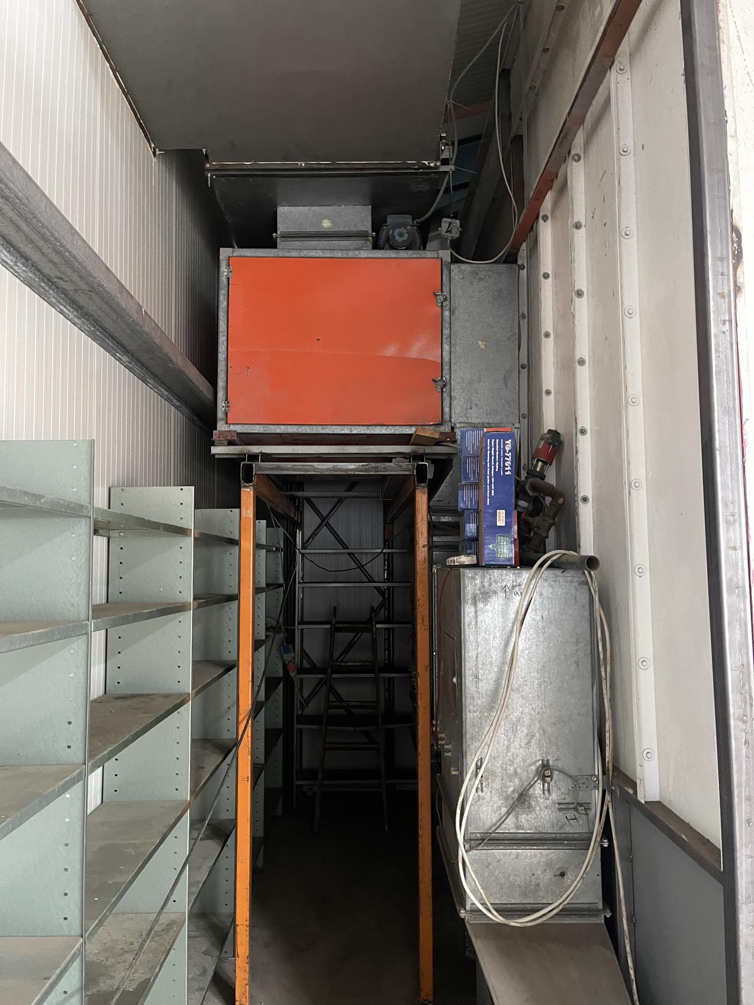 SELT / SOLD - Sprautuklefi - 9 x 6 metrar - gefins 3
