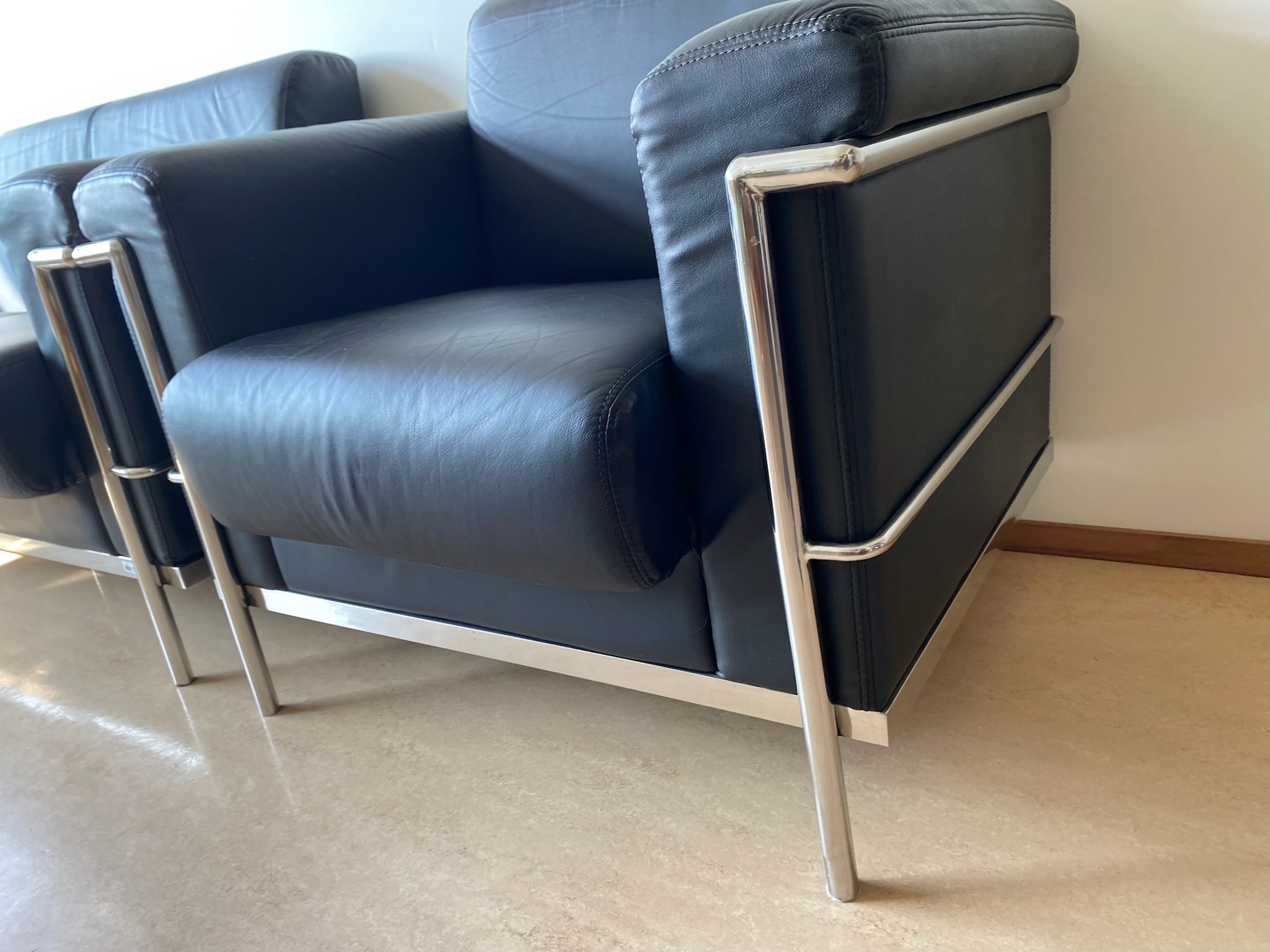 SELT / SOLD Leðurstólar - B90 x D65 sm. - Alþingi 3