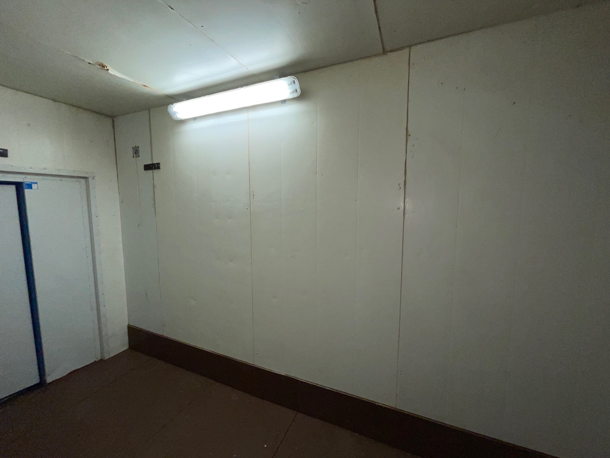 SELT / SOLD - Frystiklefi 11 fm - manngengur - B484x D240x H310 6