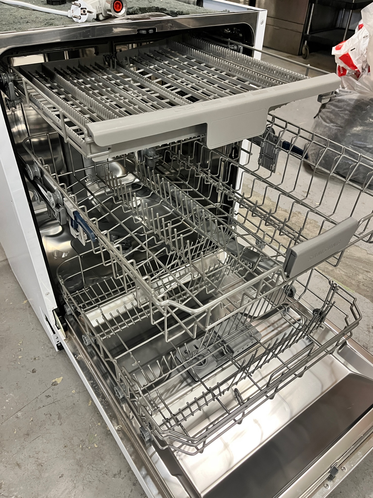 SELT / SOLD Nýleg Samsung uppþvottavél 60 sm 4