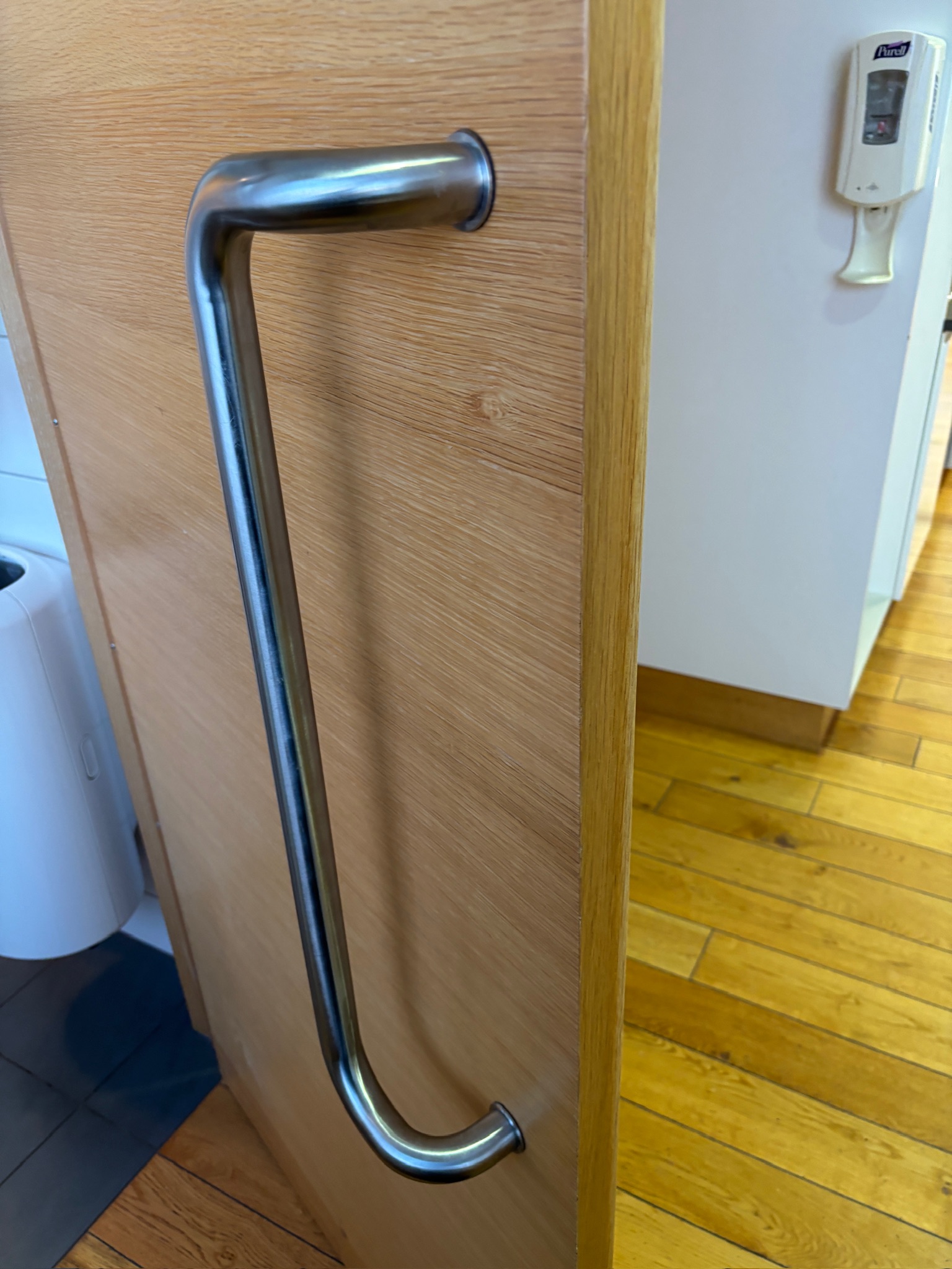 SELT / SOLD Yfirfelld, hljóðeinangrandi viðarhurð með pumpu, H215xB98 sm. 8