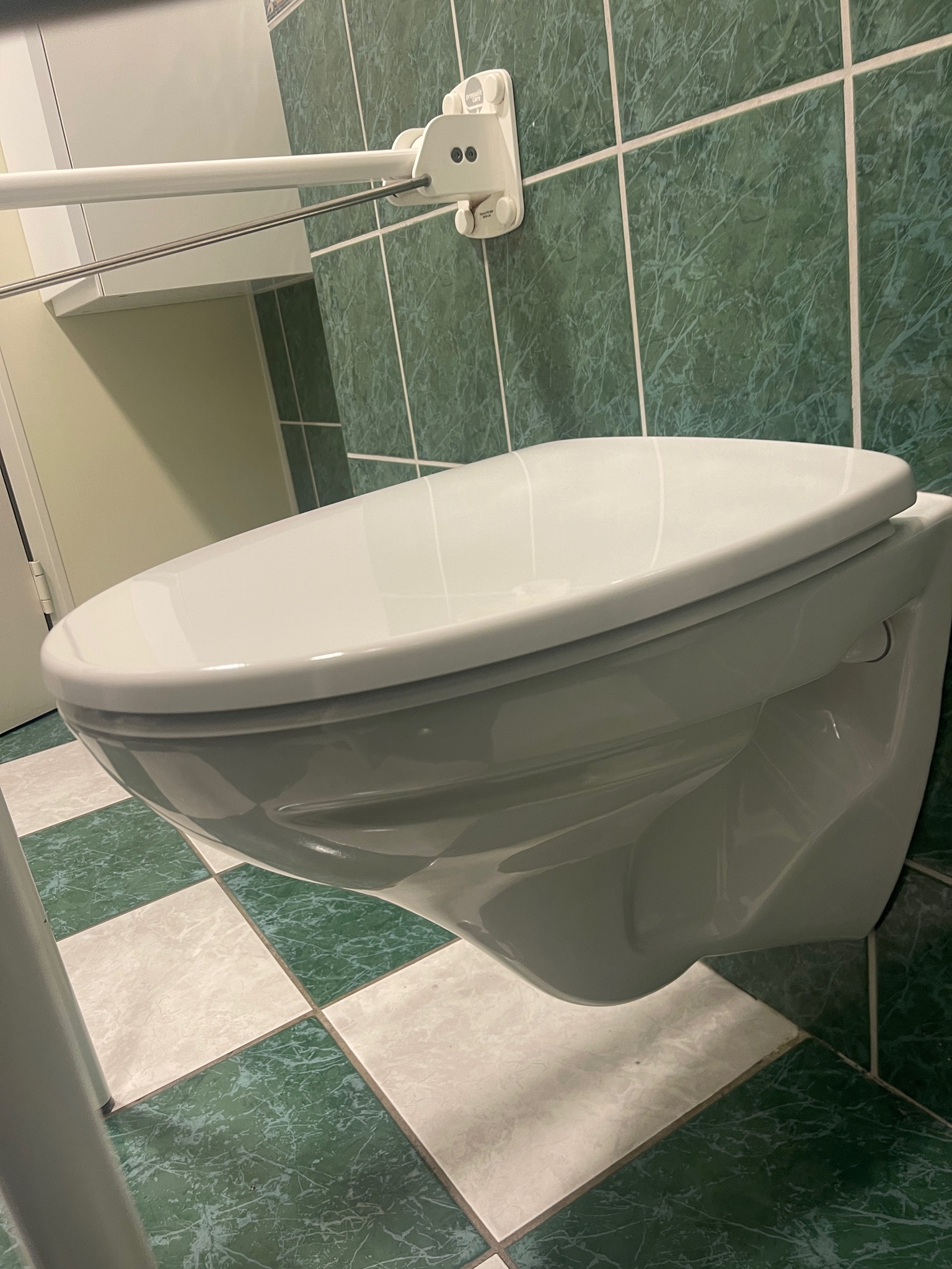 SELT / SOLD WC / vegghengt salerni fyrir fatlaða ásamt skolspjaldi 9